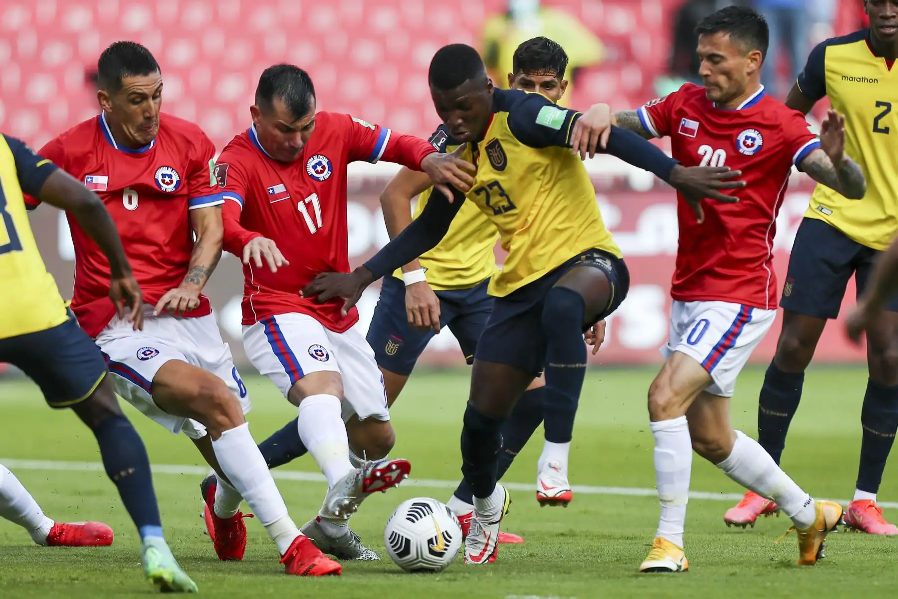 Los chilenos Enzo Roco (L), Gary Medel (2-L) y Charles Aranguiz (R) compiten por el balón con el ecuatoriano Dixon Arroyo durante su partido de clasificación sudamericano para la Copa Mundial de la FIFA Qatar 2022 en el Estadio Rodrigo Paz Delgado en Quito. el 5 de septiembre de 2021. Foto: AFP