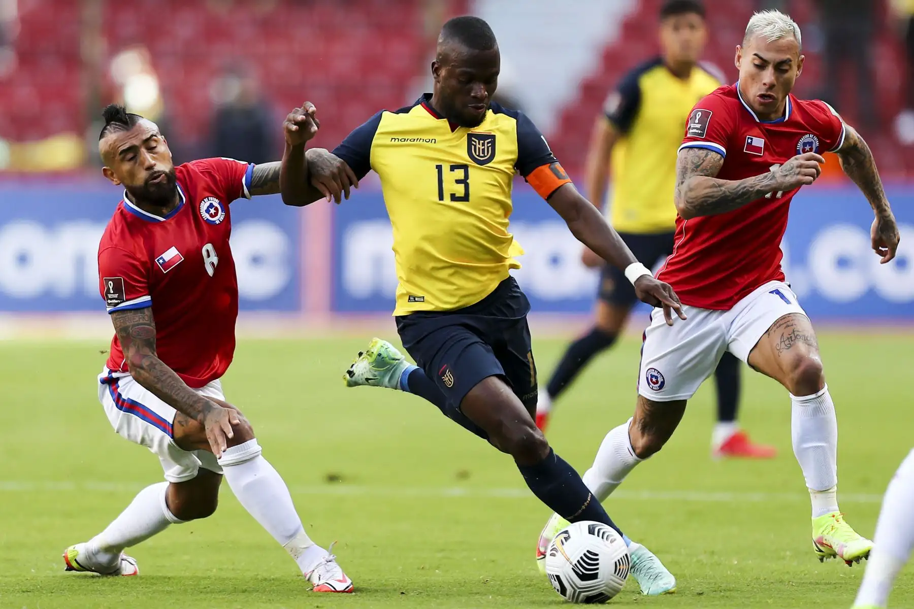 El ecuatoriano Enner Valencia (C) compite por el balón con los chilenos Arturo Vidal (L) y Eduardo Vargas (R) durante su partido de fútbol de clasificación sudamericano para la Copa Mundial de la FIFA Qatar 2022 en el Estadio Rodrigo Paz Delgado en Quito el 5 de septiembre de 2021. Foto: AFP