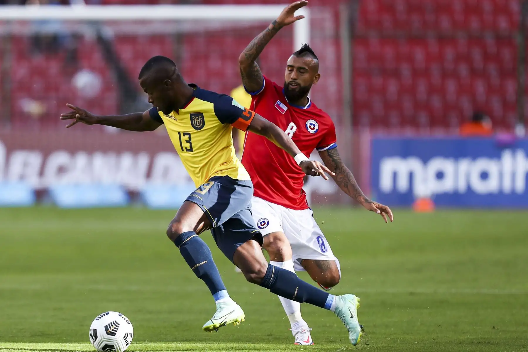 El ecuatoriano Enner Valencia (L) y el chileno Arturo Vidal compiten por el balón durante su partido de fútbol de clasificación sudamericano para la Copa Mundial de la FIFA Qatar 2022 en el Estadio Rodrigo Paz Delgado en Quito el 5 de septiembre de 2021. Foto: AFP