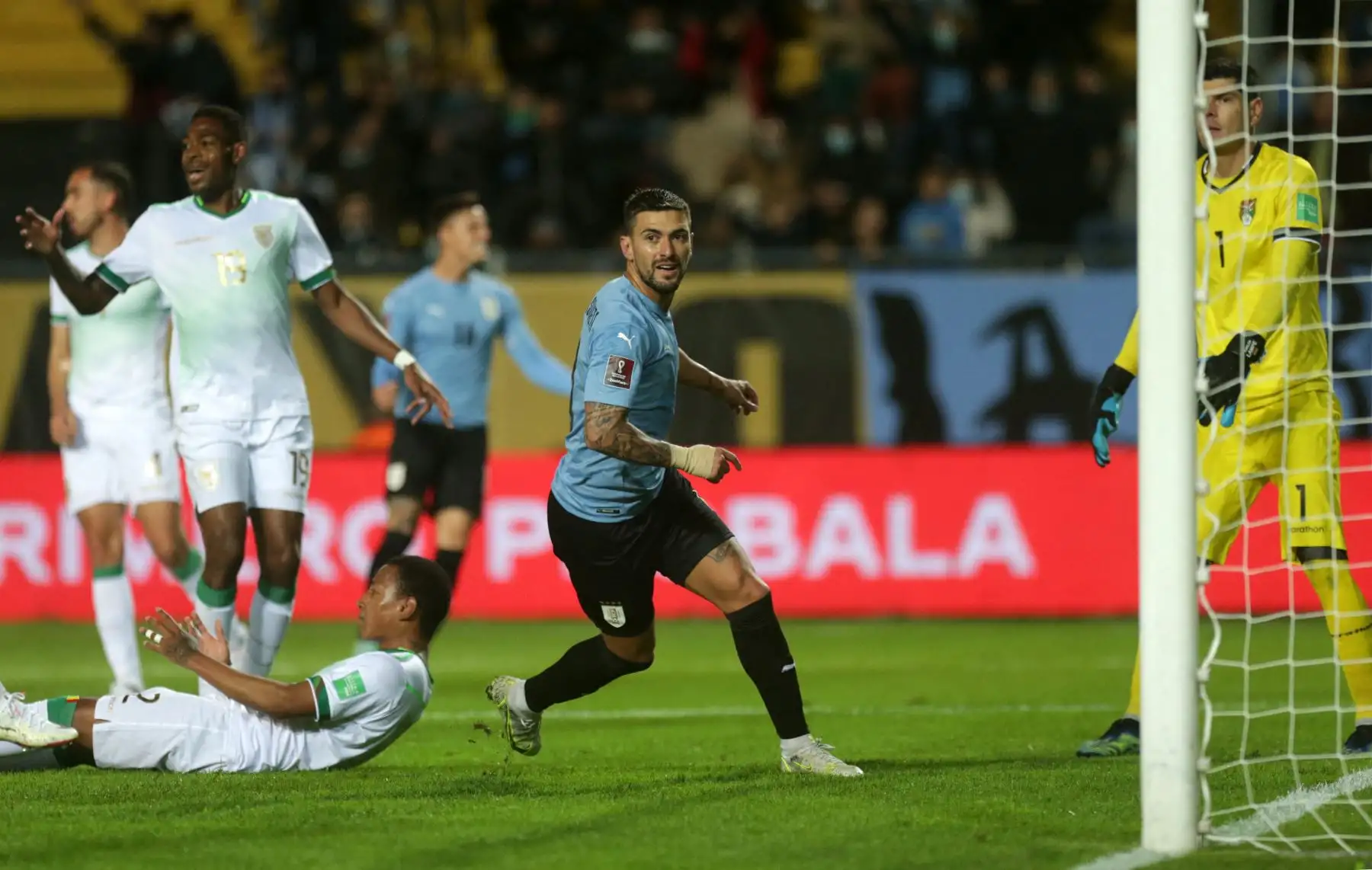 El uruguayo Giorgian De Arrascaeta celebra tras anotar contra Bolivia durante el partido de fútbol de clasificación sudamericano para la Copa Mundial de la FIFA Qatar 2022 en el Estadio Campeon del Siglo en Montevideo el 5 de septiembre de 2021. Foto: AFP