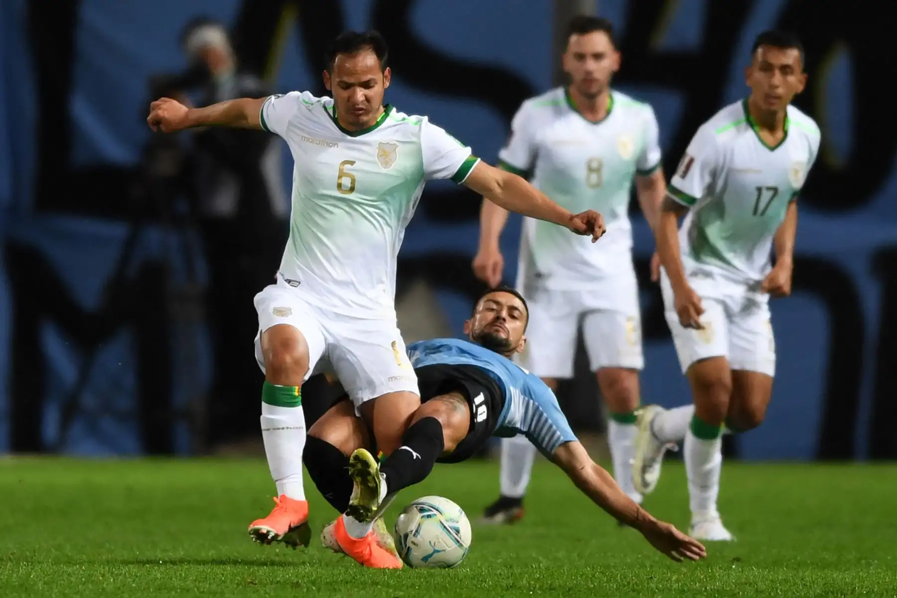 El boliviano Marc Enoumba (L) y el uruguayo Giorgian De Arrascaeta compiten por el balón durante su partido de fútbol de clasificación sudamericano para la Copa Mundial de la FIFA Qatar 2022 en el Estadio Campeon del Siglo en Montevideo el 5 de septiembre de 2021. Foto: AFP