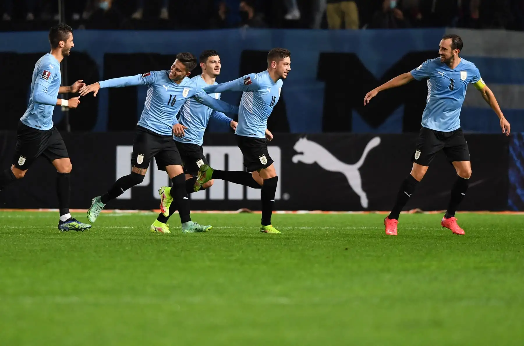 El uruguayo Diego Godin (R), el uruguayo Federico Valverde (2-R), el uruguayo Agustín Álvarez Martínez (C), el uruguayo Brian Rodríguez (2-L) y el uruguayo Rodrigo Bentancur celebran tras anotar contra Bolivia durante el partido de fútbol de clasificación sudamericano para el Copa Mundial de la FIFA Catar 2022 en el Estadio Campeón del Siglo de Montevideo el 5 de septiembre de 2021. Foto: AFP