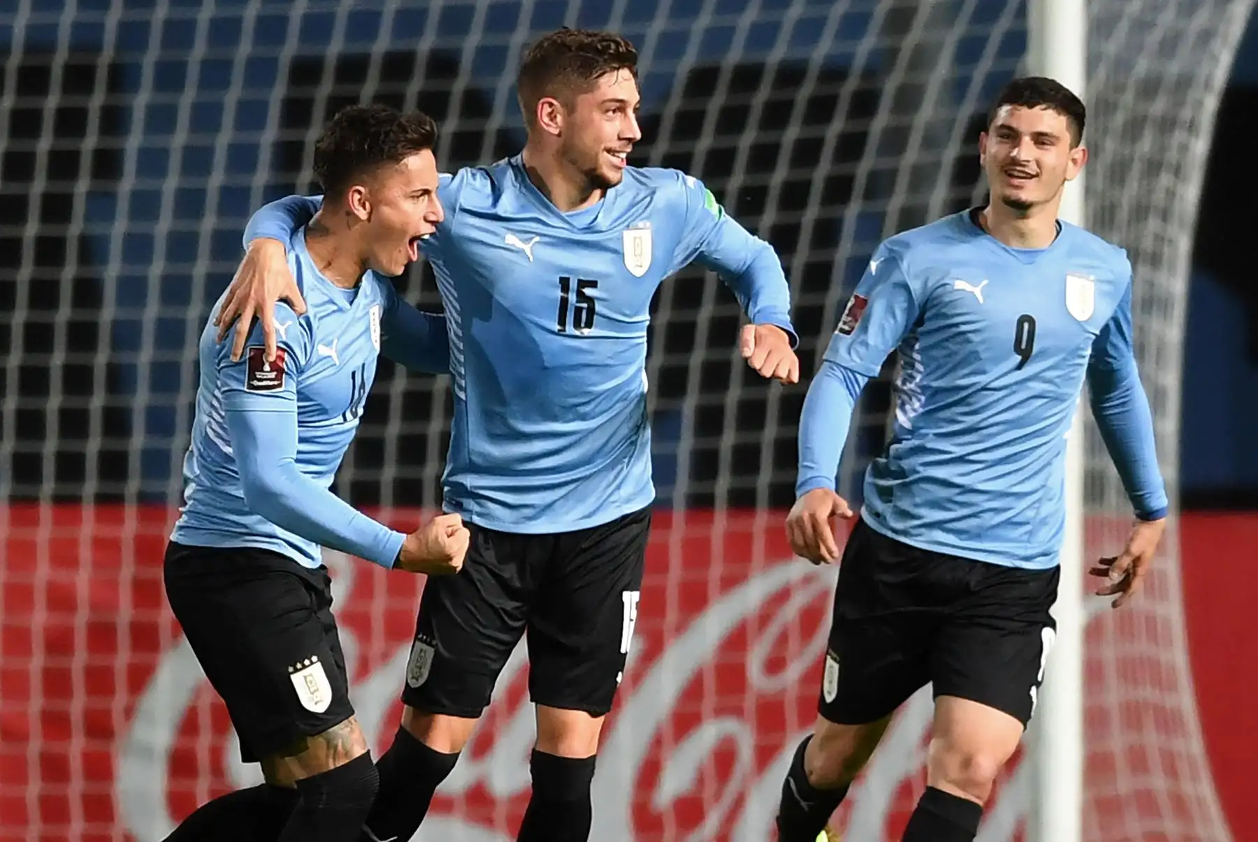 El uruguayo Federico Valverde celebra con el uruguayo Brian Rodríguez y el uruguayo Agustín Álvarez Martínez tras anotar contra Bolivia durante el partido de fútbol de clasificación sudamericano para la Copa Mundial de la FIFA Qatar 2022 en el Estadio Campeón del Siglo en Montevideo el 5 de septiembre de 2021. Foto: AFP