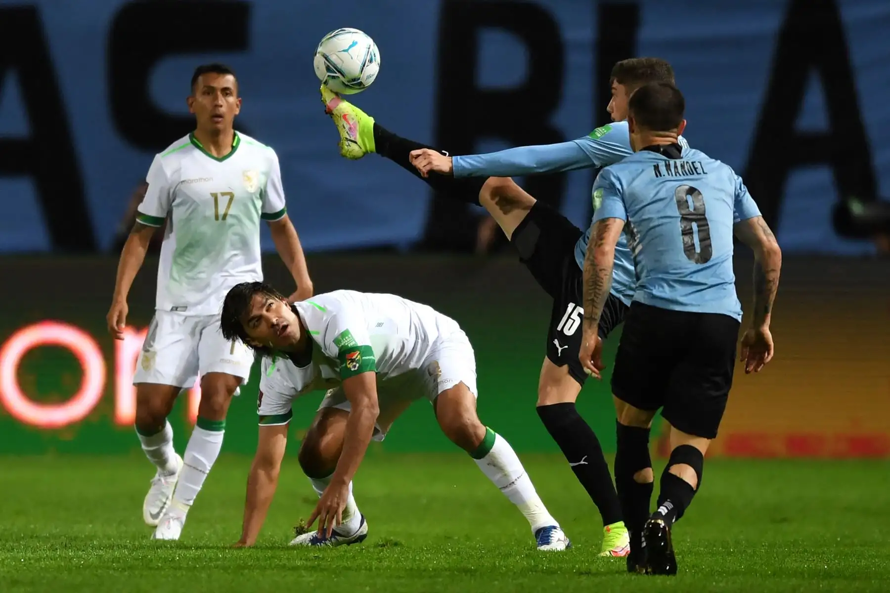El uruguayo Federico Valverde celebra con el uruguayo Brian Rodríguez y el uruguayo Agustín Álvarez Martínez tras anotar contra Bolivia durante el partido de fútbol de clasificación sudamericano para la Copa Mundial de la FIFA Qatar 2022 en el Estadio Campeón del Siglo en Montevideo el 5 de septiembre de 2021. Foto: AFP