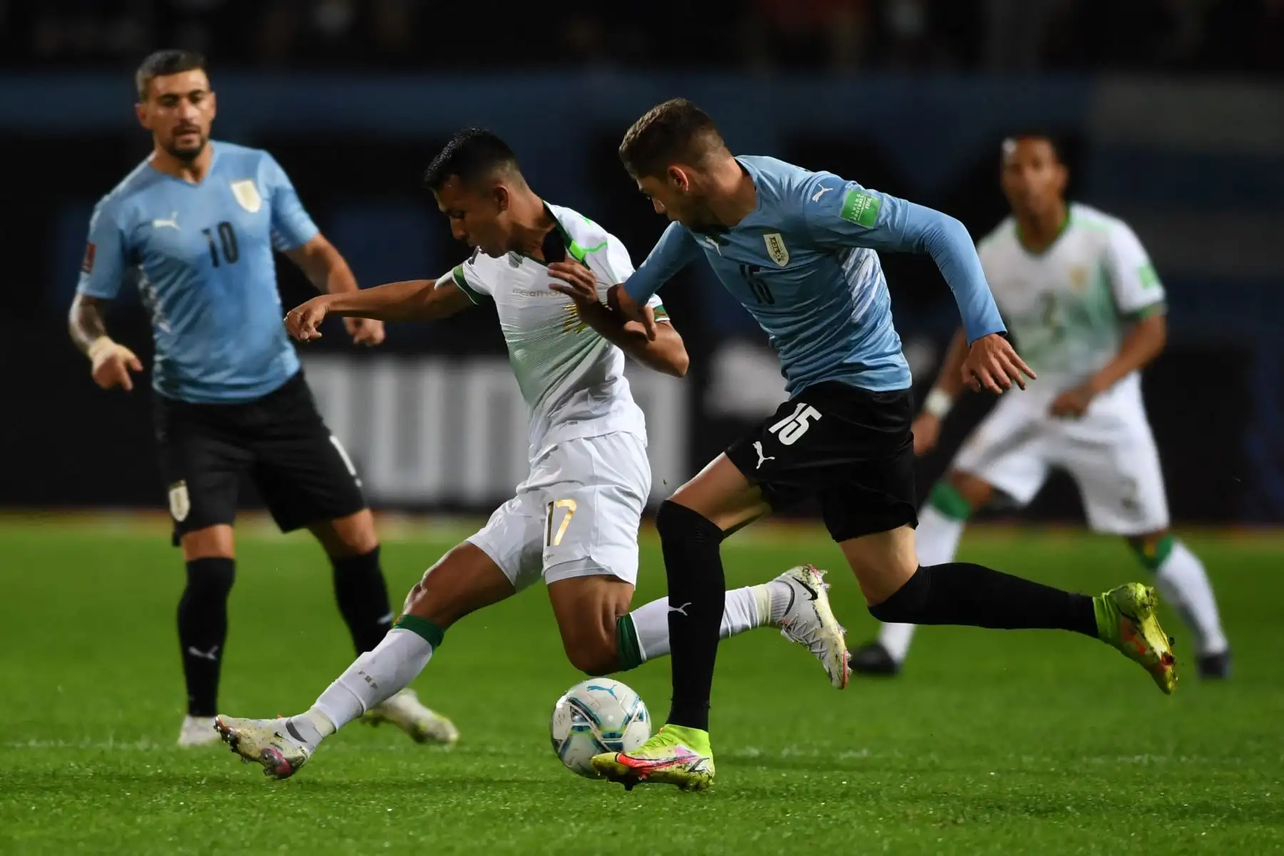 El boliviano Roberto Carlos Fernández (L) y el uruguayo Federico Valverde (R) compiten por el balón durante su partido de fútbol de clasificación sudamericano para la Copa Mundial de la FIFA Qatar 2022 en el Estadio Campeón del Siglo en Montevideo el 5 de septiembre de 2021. Foto: AFP