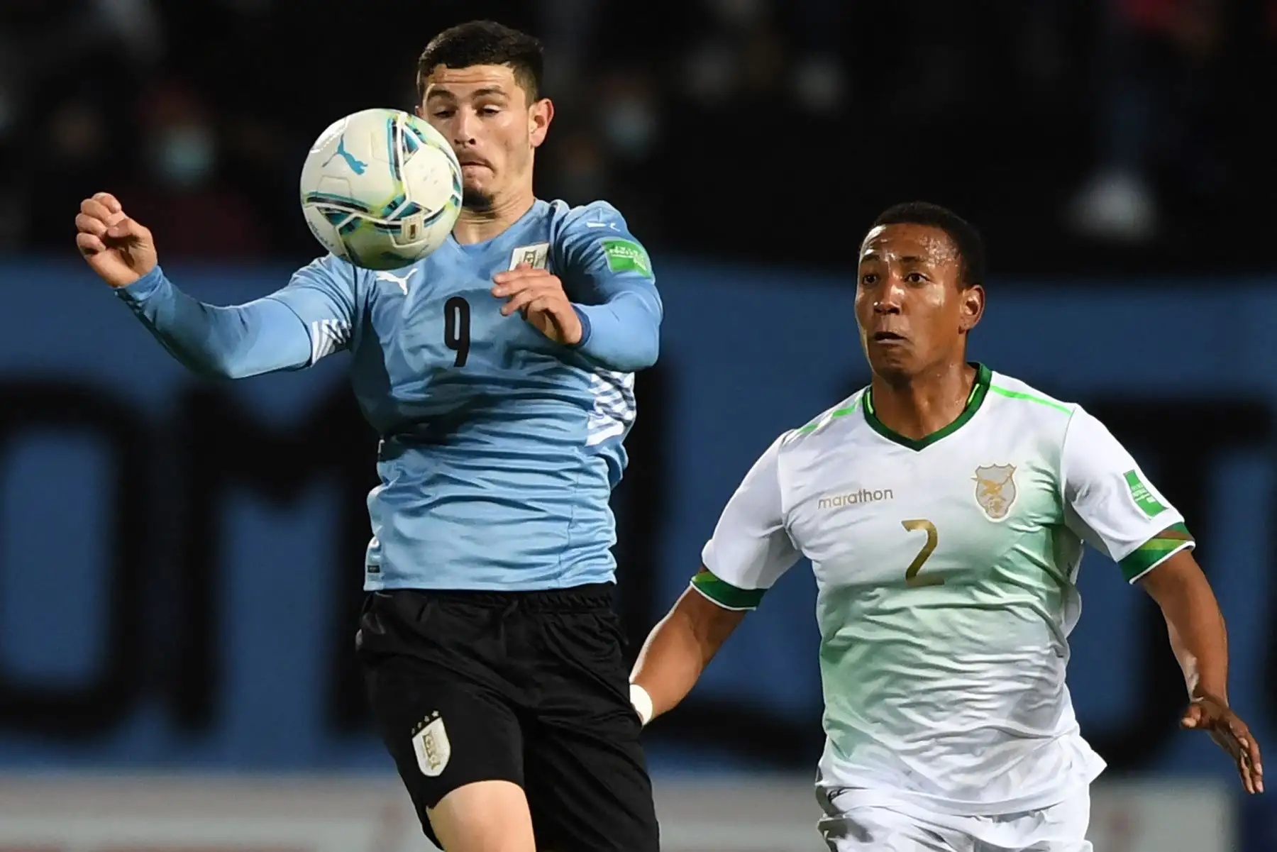 El uruguayo Agustín Álvarez Martínez (L) y el boliviano Jairo Quinteros compiten por el balón durante su partido de fútbol de clasificación sudamericano para la Copa Mundial de la FIFA Qatar 2022 en el Estadio Campeón del Siglo en Montevideo el 5 de septiembre de 2021. Foto: AFP