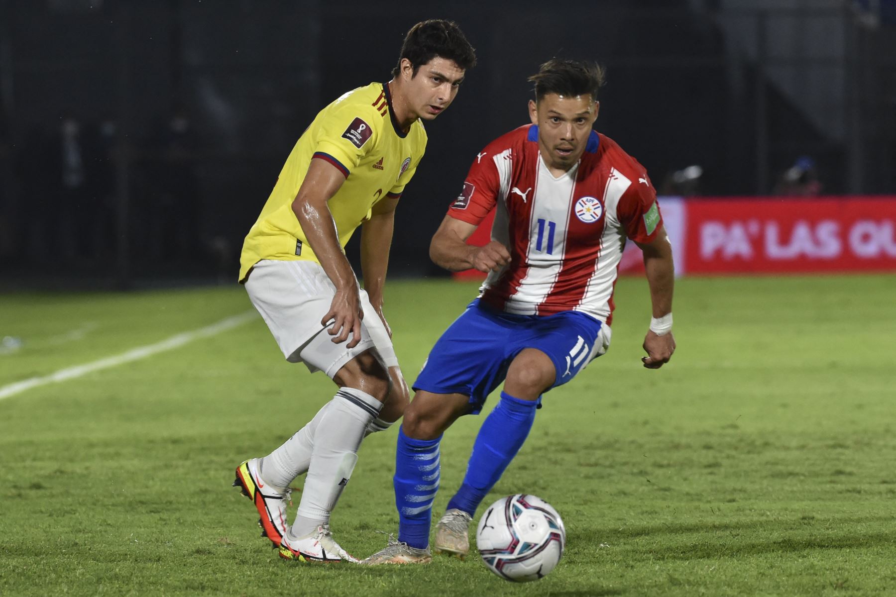 Andrés Román (izq.) De Colombia y Ángel Romero de Paraguay compiten por el balón durante su partido de fútbol de clasificación sudamericano para la Copa Mundial de la FIFA Qatar 2022 en el estadio Defensores del Chaco en Asunción el 5 de septiembre de 2021. Foto: AFP