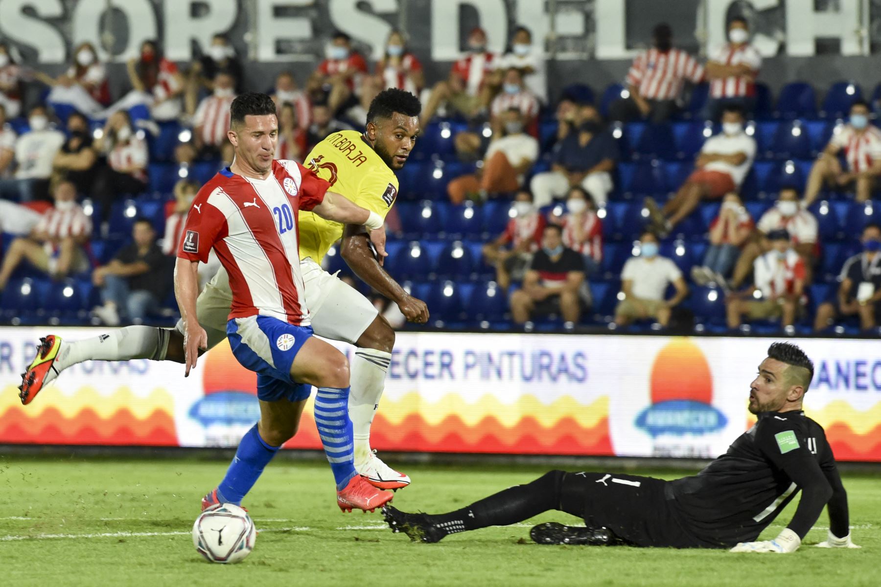 Jorge Morel de Paraguay (L) y Miguel Angel Borja de Colombia (C) compiten por el balón durante su partido de fútbol de clasificación sudamericano para la Copa Mundial de la FIFA Qatar 2022 en el estadio Defensores del Chaco en Asunción el 5 de septiembre de 2021. Foto: AFP