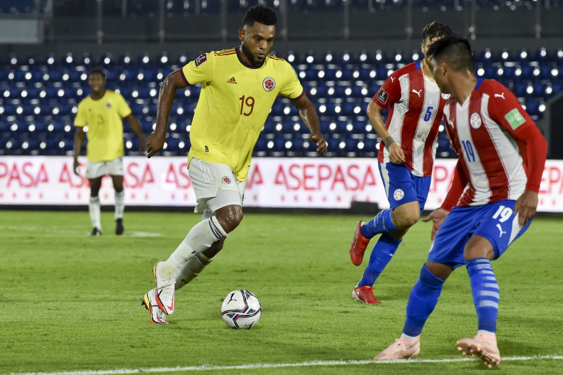 El colombiano Miguel Ángel Borja (izq.) Y el paraguayo Santiago Arzamendia compiten por el balón durante su partido de fútbol de clasificación sudamericano para la Copa Mundial de la FIFA Qatar 2022 en el estadio Defensores del Chaco en Asunción el 5 de septiembre de 2021. Foto: AFP