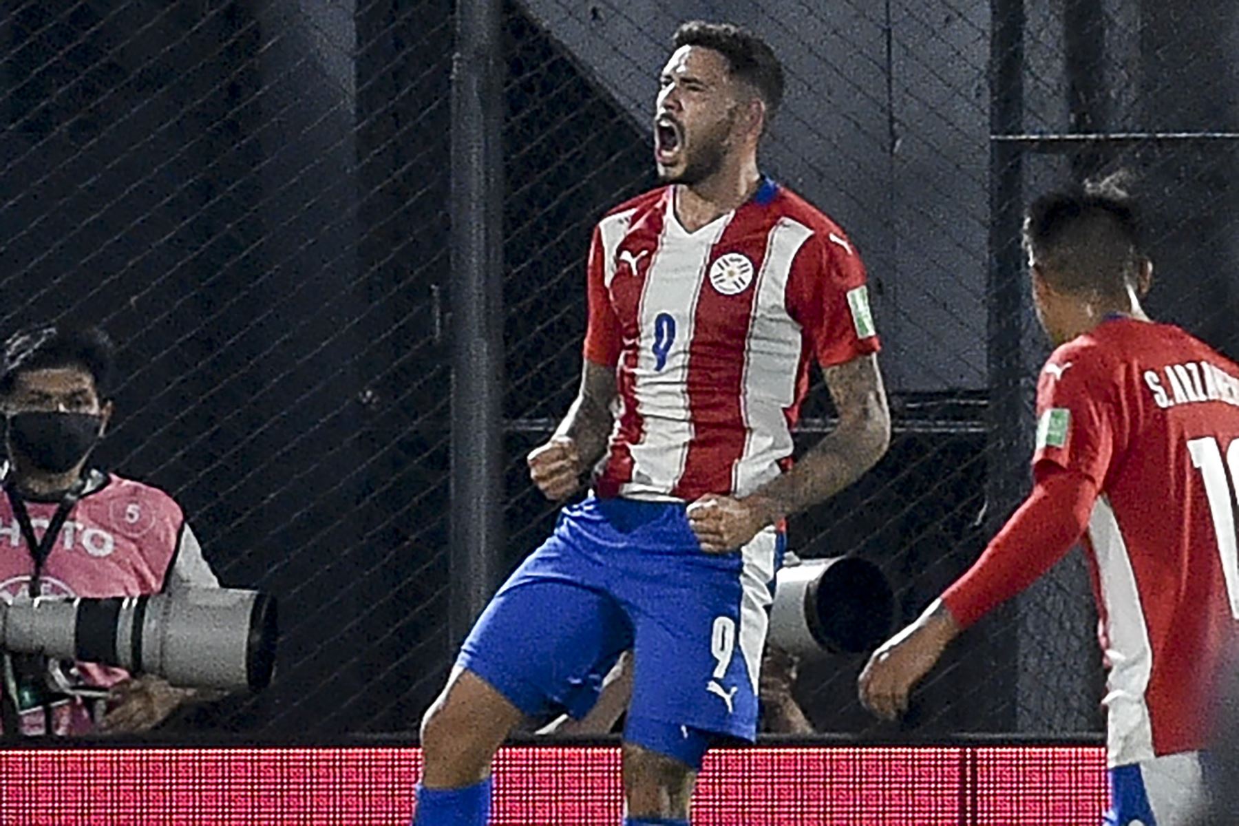 Antonio Sanabria (C) de Paraguay celebra tras anotar contra Colombia durante el partido de fútbol de clasificación sudamericano para la Copa Mundial de la FIFA Qatar 2022 en el estadio Defensores del Chaco en Asunción el 5 de septiembre de 2021. Foto: AFP