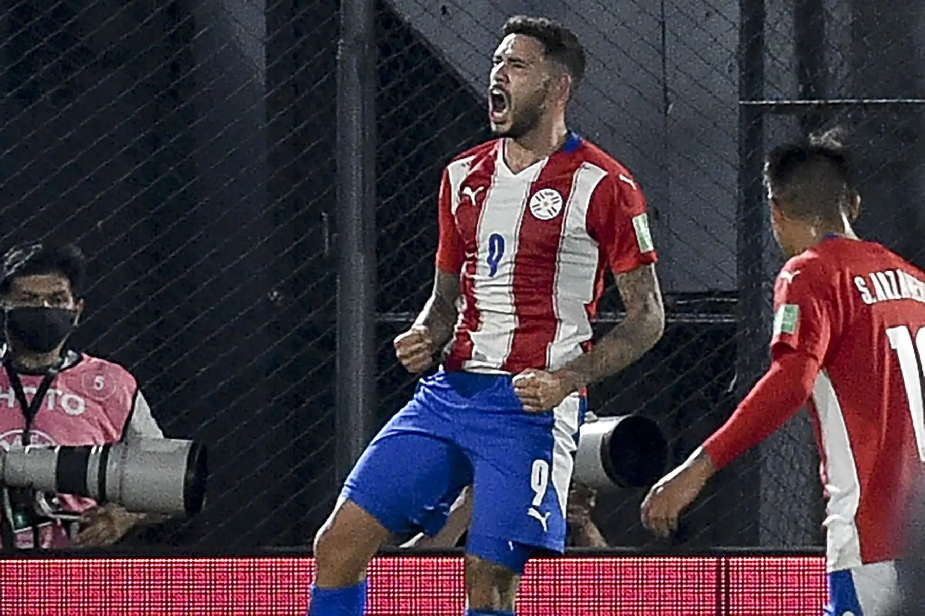 Antonio Sanabria (C) de Paraguay celebra tras anotar contra Colombia durante el partido de fútbol de clasificación sudamericano para la Copa Mundial de la FIFA Qatar 2022 en el estadio Defensores del Chaco en Asunción el 5 de septiembre de 2021. Foto: AFP