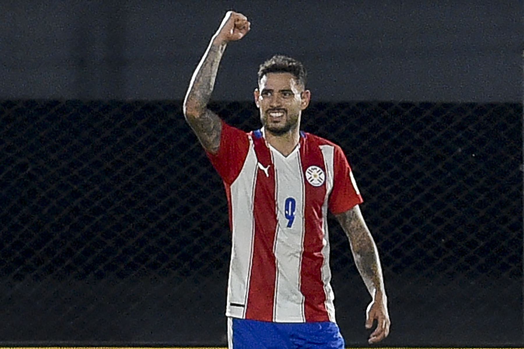 Antonio Sanabria de Paraguay celebra tras anotar contra Colombia durante el partido de fútbol de clasificación sudamericano para la Copa Mundial de la FIFA Qatar 2022 en el estadio Defensores del Chaco en Asunción el 5 de septiembre de 2021. Foto: AFP