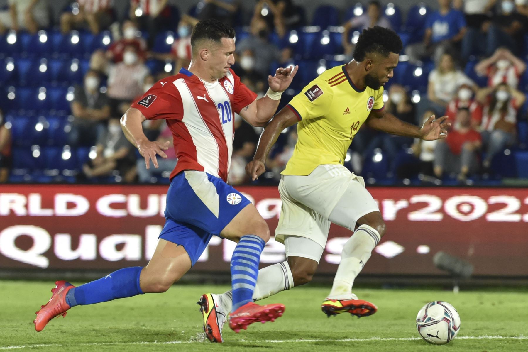 El colombiano Miguel Angel Borja (der.) Y el paraguayo Jorge Morel compiten por el balón durante su partido de fútbol de clasificación sudamericano para la Copa Mundial de la FIFA Qatar 2022 en el estadio Defensores del Chaco en Asunción el 5 de septiembre de 2021. Foto: AFP