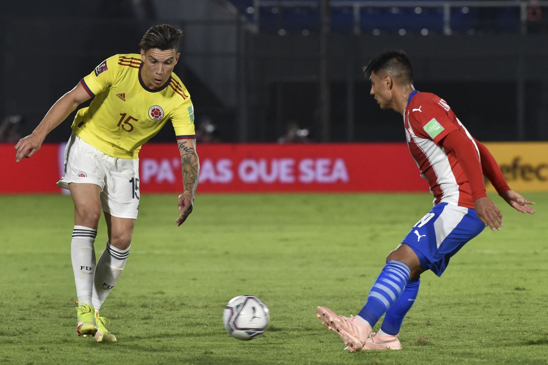 Santiago Arzamendia (der.) De Paraguay y Mateus Uribe de Colombia compiten por el balón durante su partido de fútbol de clasificación sudamericano para la Copa Mundial de la FIFA Qatar 2022 en el estadio Defensores del Chaco en Asunción el 5 de septiembre de 2021. Foto: AFP