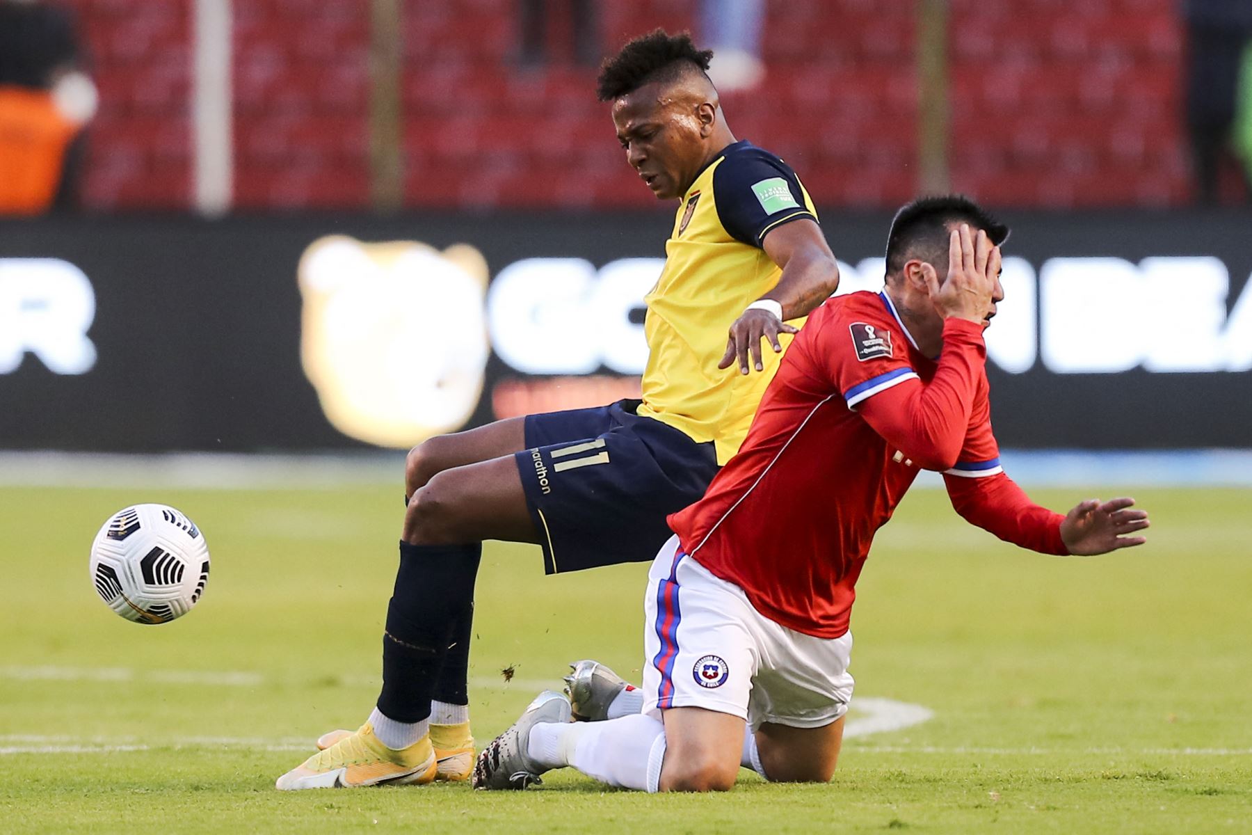 El ecuatoriano Michael Estrada (izq.) Y el chileno Gary Medel compiten por el balón durante su partido de fútbol de clasificación sudamericano para la Copa Mundial de la FIFA Qatar 2022 en el estadio Defensores del Chaco en Asunción el 5 de septiembre de 2021. Foto: AFP