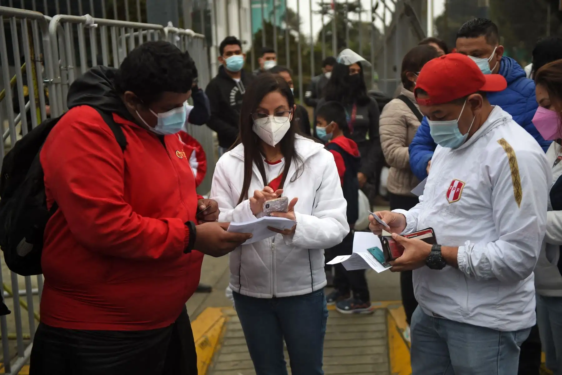 Los aficionados al fútbol presentan su certificado de vacunación a su llegada para asistir al partido de clasificación sudamericano para la Copa Mundial de la FIFA Qatar 2022 entre Perú y Uruguay en el Estadio Nacional de Lima el 5 de septiembre de 2021. Foto: AFP