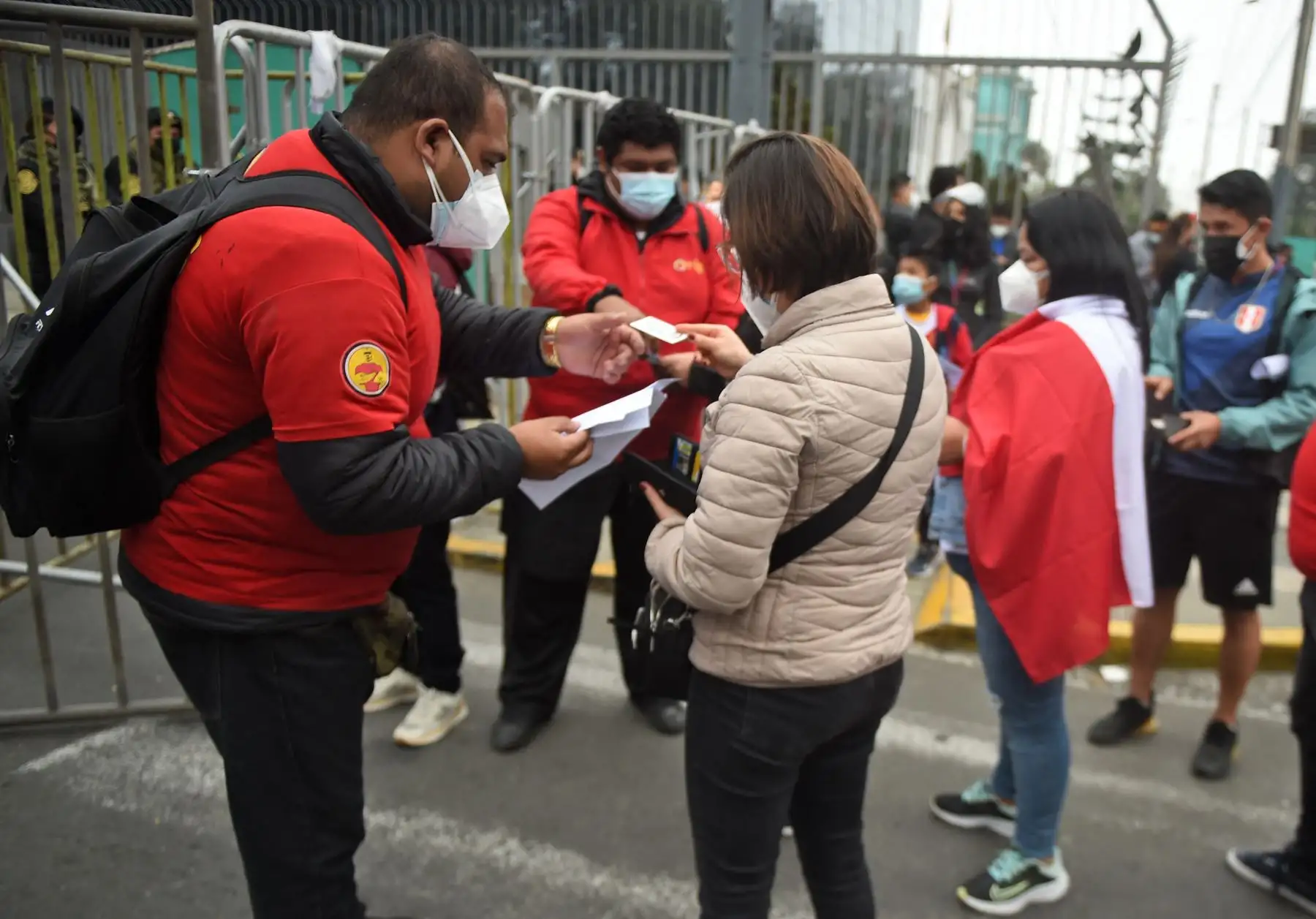 Los aficionados al fútbol presentan su certificado de vacunación a su llegada para asistir al partido de clasificación sudamericano para la Copa Mundial de la FIFA Qatar 2022 entre Perú y Uruguay en el Estadio Nacional de Lima el 5 de septiembre de 2021. Foto: AFP