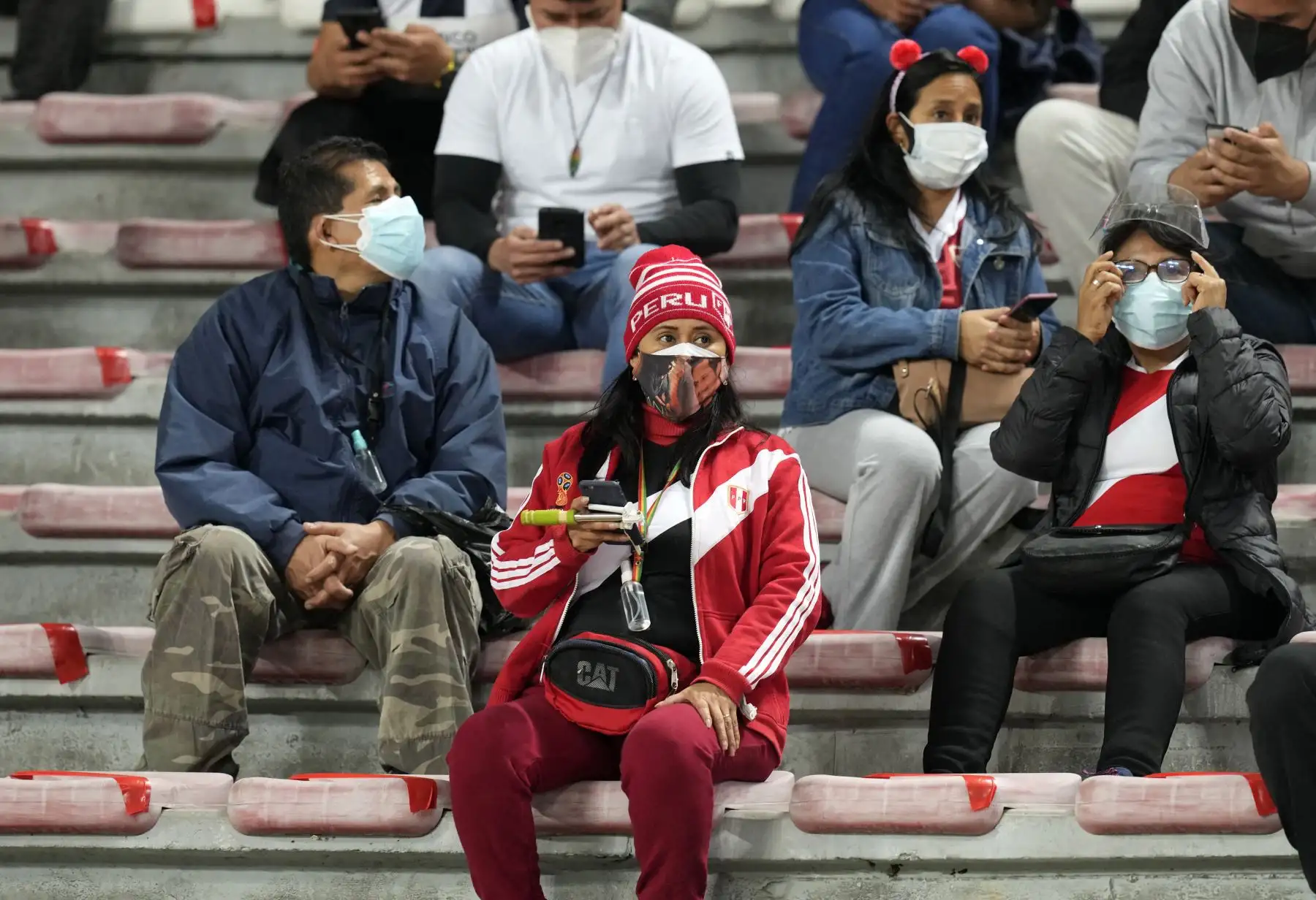 Un fan de Perú es visto en las gradas antes del inicio del partido de fútbol de clasificación sudamericano para la Copa Mundial de la FIFA Qatar 2022 entre Perú y Venezuela en el Estadio Nacional de Lima el 5 de septiembre de 2021. Foto: AFP