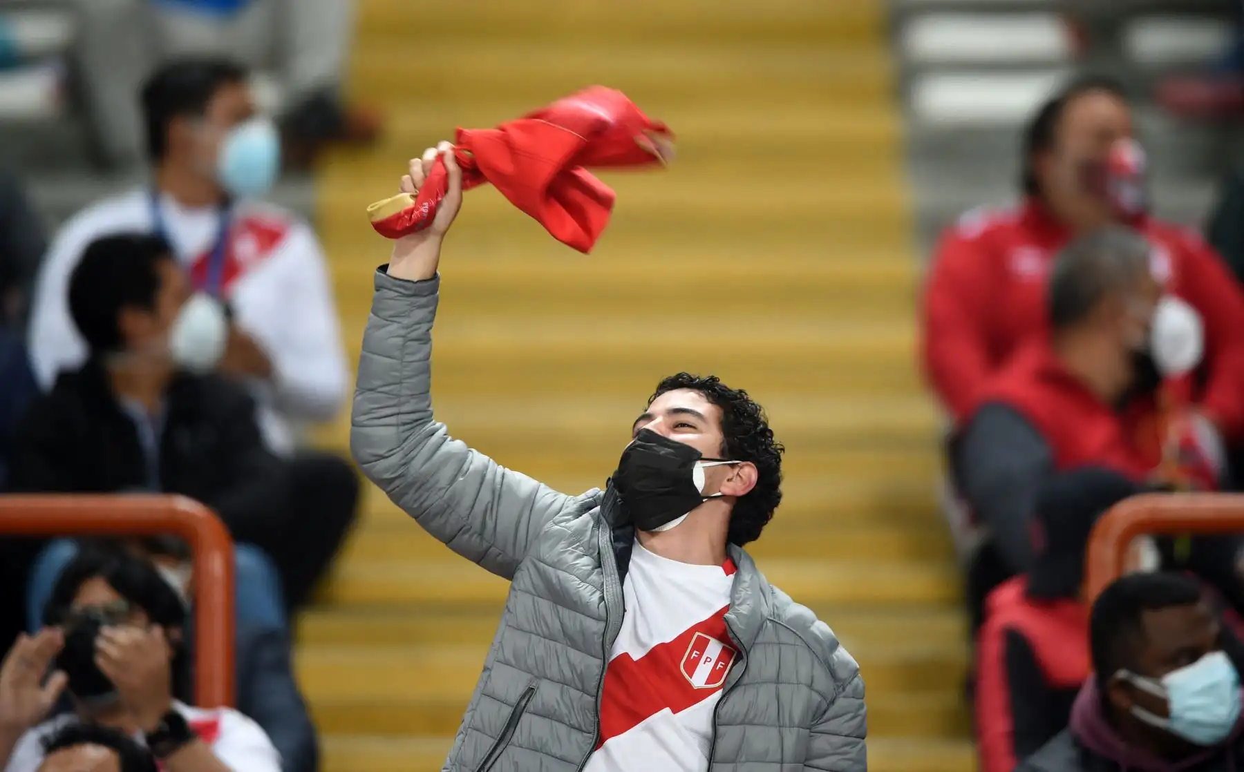 Un fan de Perú es visto en las gradas antes del inicio del partido de fútbol sudamericano de clasificación para la Copa Mundial de la FIFA Qatar 2022 entre Perú y Venezuela en el Estadio Nacional de Lima el 5 de septiembre de 2021