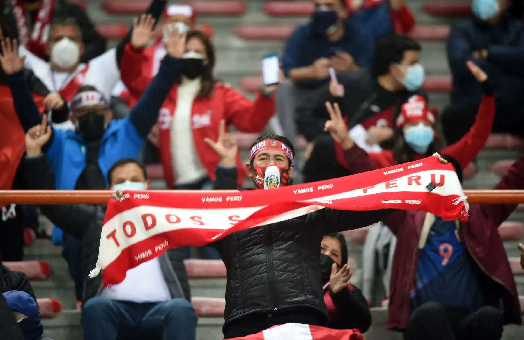 Un fan de Perú es visto en las gradas antes del inicio del partido de fútbol sudamericano de clasificación para la Copa Mundial de la FIFA Qatar 2022 entre Perú y Venezuela en el Estadio Nacional de Lima el 5 de septiembre de 2021. Foto: AFP