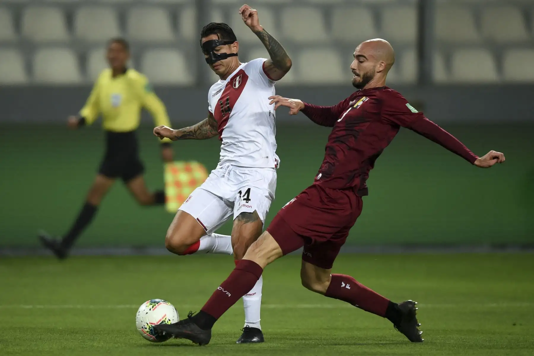 El peruano Gianluca Lapadula (L) y el venezolano Mikel Villanueva compiten por el balón durante su partido de fútbol sudamericano de clasificación para la Copa Mundial de la FIFA Qatar 2022 en el Estadio Nacional de Lima el 5 de septiembre de 2021. Foto: AFP