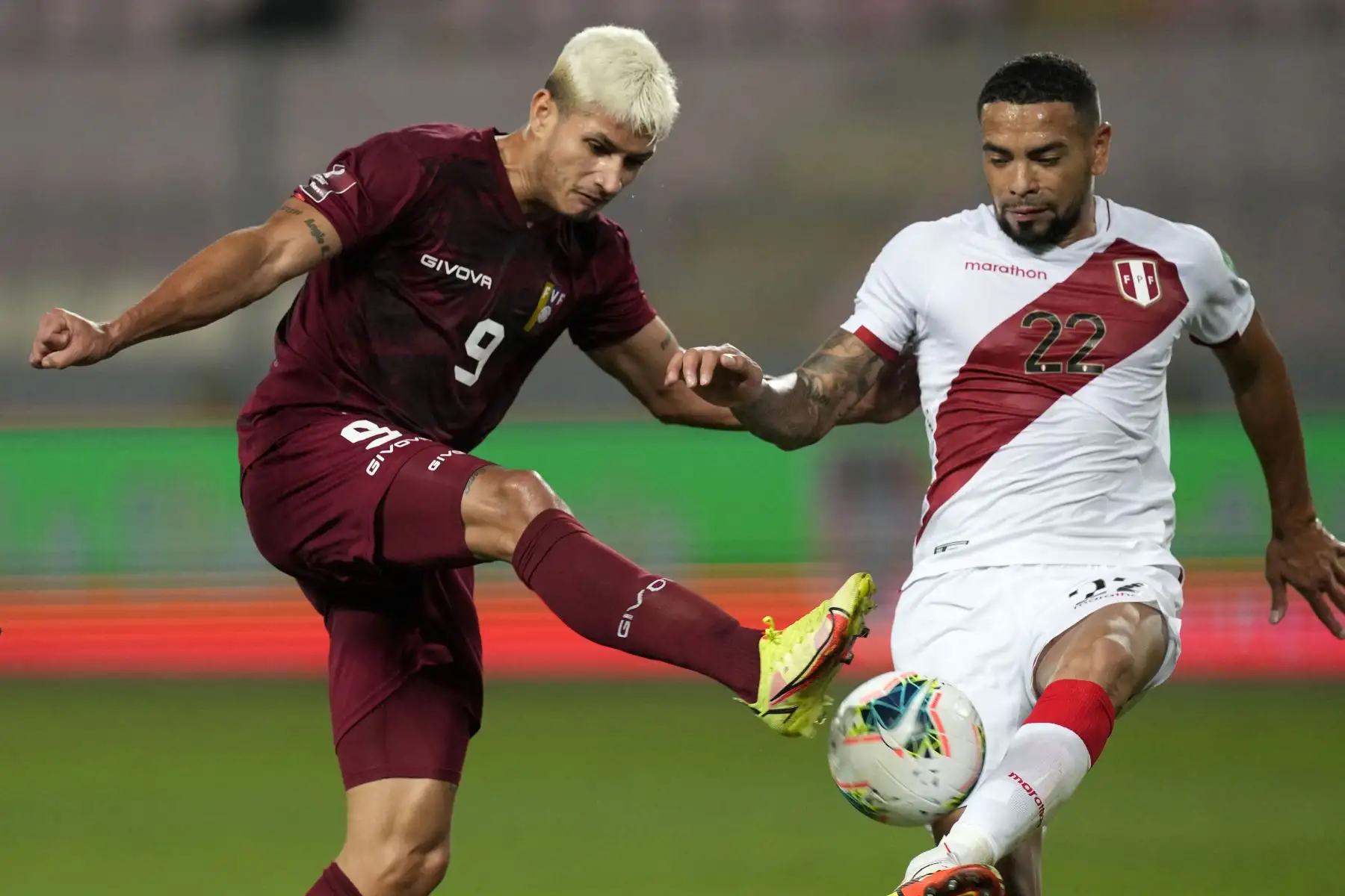 El peruano Alexander Callens (R) y el venezolano Eric Ramirez (L) compiten por el balón durante su partido de fútbol de clasificación sudamericano para la Copa Mundial de la FIFA Qatar 2022 en el Estadio Nacional de Lima el 5 de septiembre de 2021. Foto: AFP