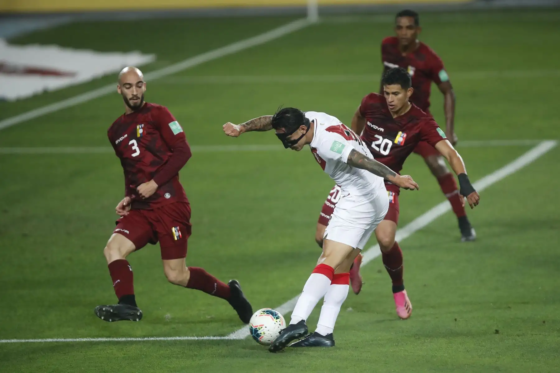 Gianluca Lapadula define un balón. Perú derrota 1 a 0 a Venezuela en el Estadio Nacional por las Eliminatorias Qatar 2022 por la Copa del Mundo.  Foto: ANDINA/Juan Carlos Guzmán