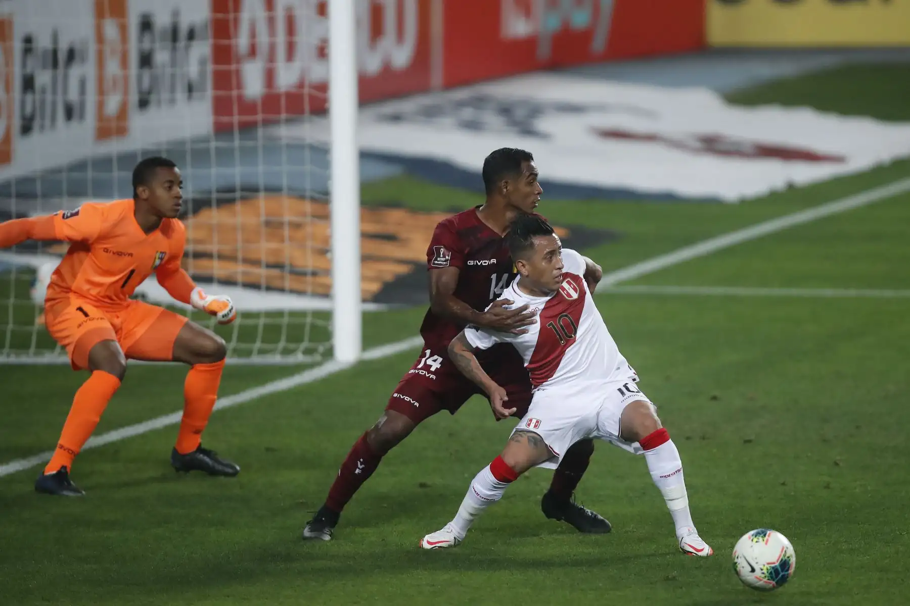 Christian Cueva gana el balón cerca del arco venezolano. Perú derrota 1 a 0 a Venezuela en el Estadio Nacional por las Eliminatorias Qatar 2022 por la Copa del Mundo.  Foto: ANDINA/Juan Carlos Guzmán