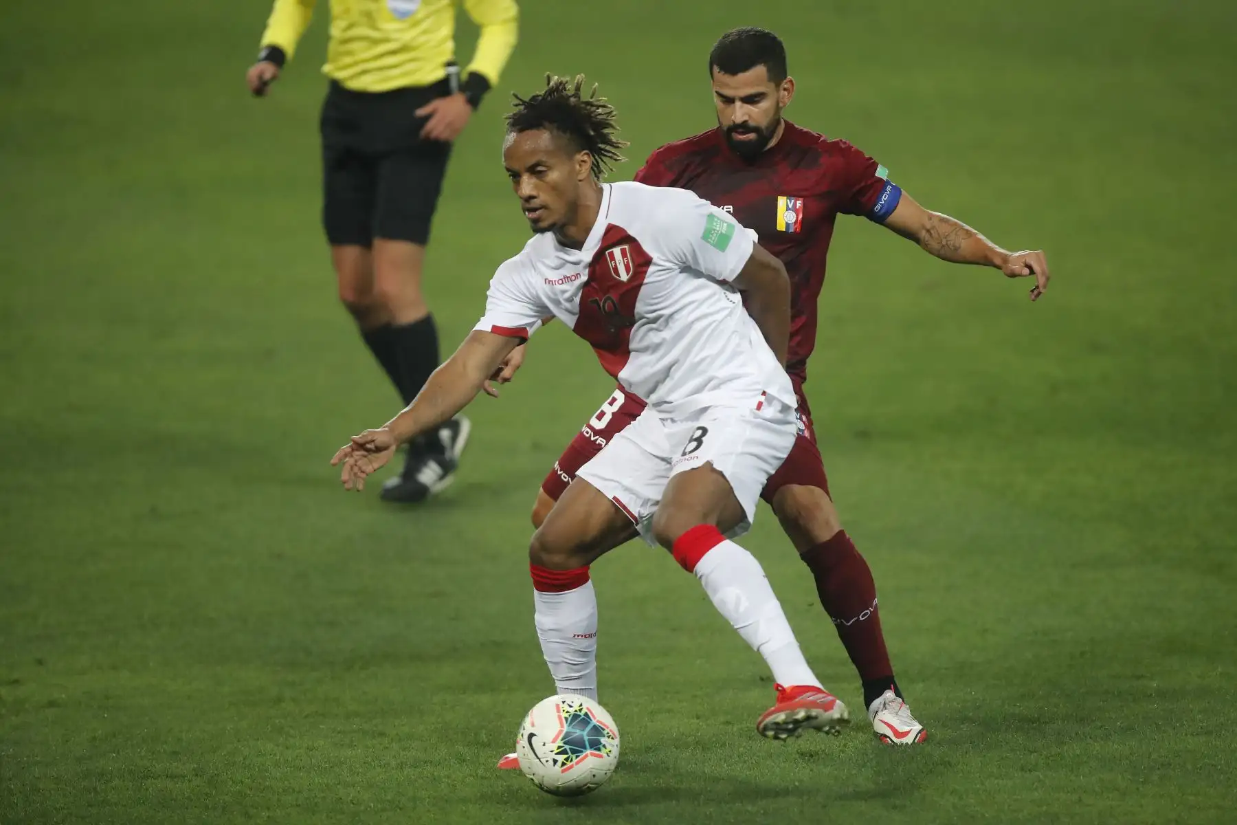 André Carrillo domina el balón. Perú derrota 1 a 0 a Venezuela en el Estadio Nacional por las Eliminatorias Qatar 2022 por la Copa del Mundo.  Foto: ANDINA/Juan Carlos Guzmán