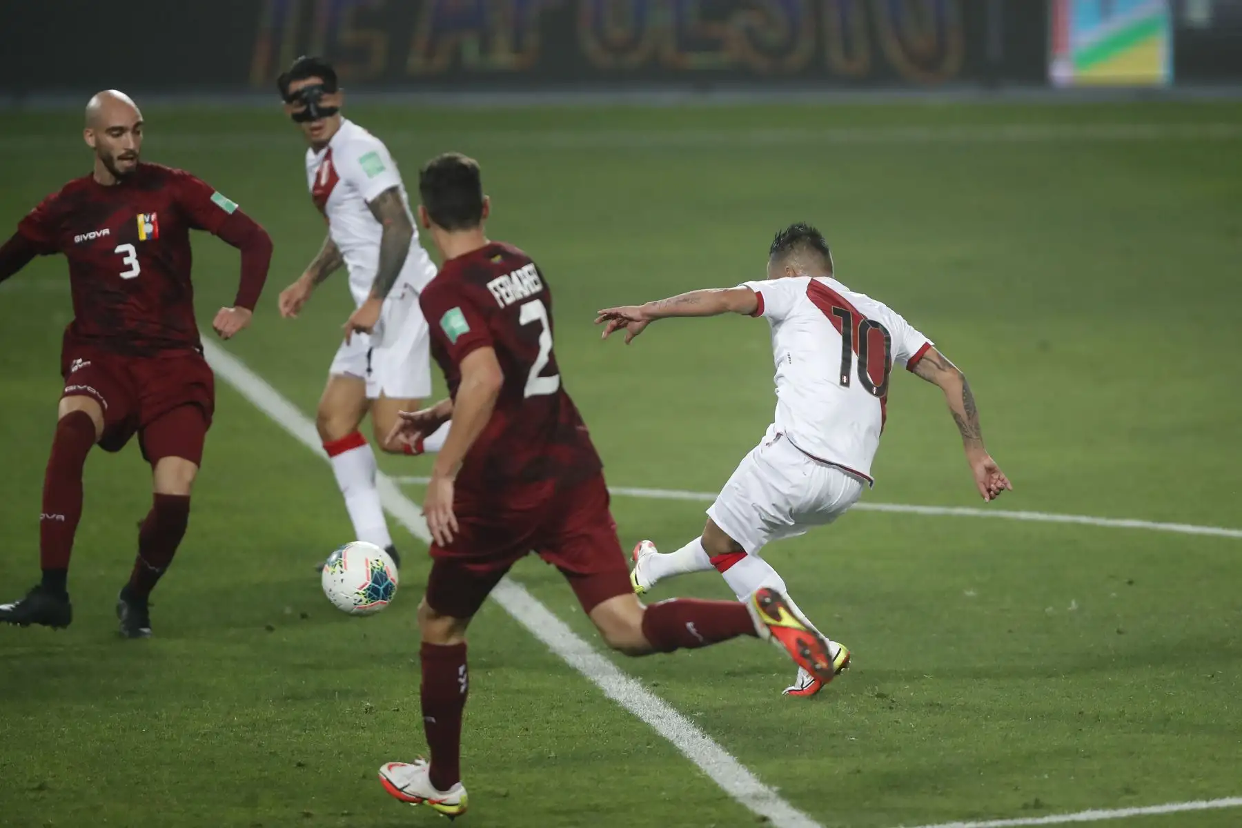 Christian Cueva patea el balón que define el gol peruano. Perú derrota 1 a 0 a Venezuela en el Estadio Nacional por las Eliminatorias Qatar 2022 por la Copa del Mundo.  Foto: ANDINA/Juan Carlos Guzmán