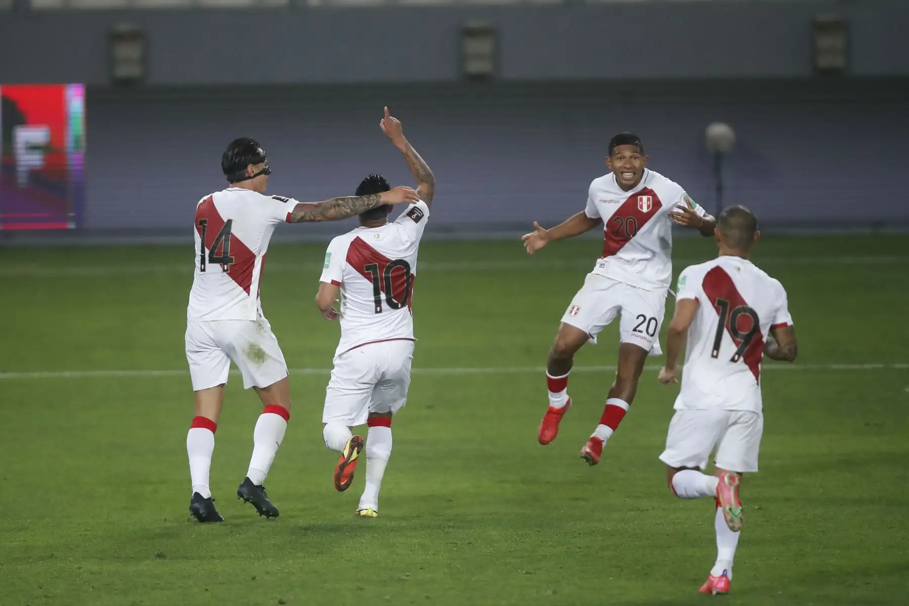 Jugadores peruanos celebran un gol en un partido de las eliminatorias sudamericanas para el Mundial de Qatar 2022 un partido entre las selecciones de Perú y Venezuela en el estadio Nacional de Lima. Foto: ANDINA/Juan Carlos Guzmán