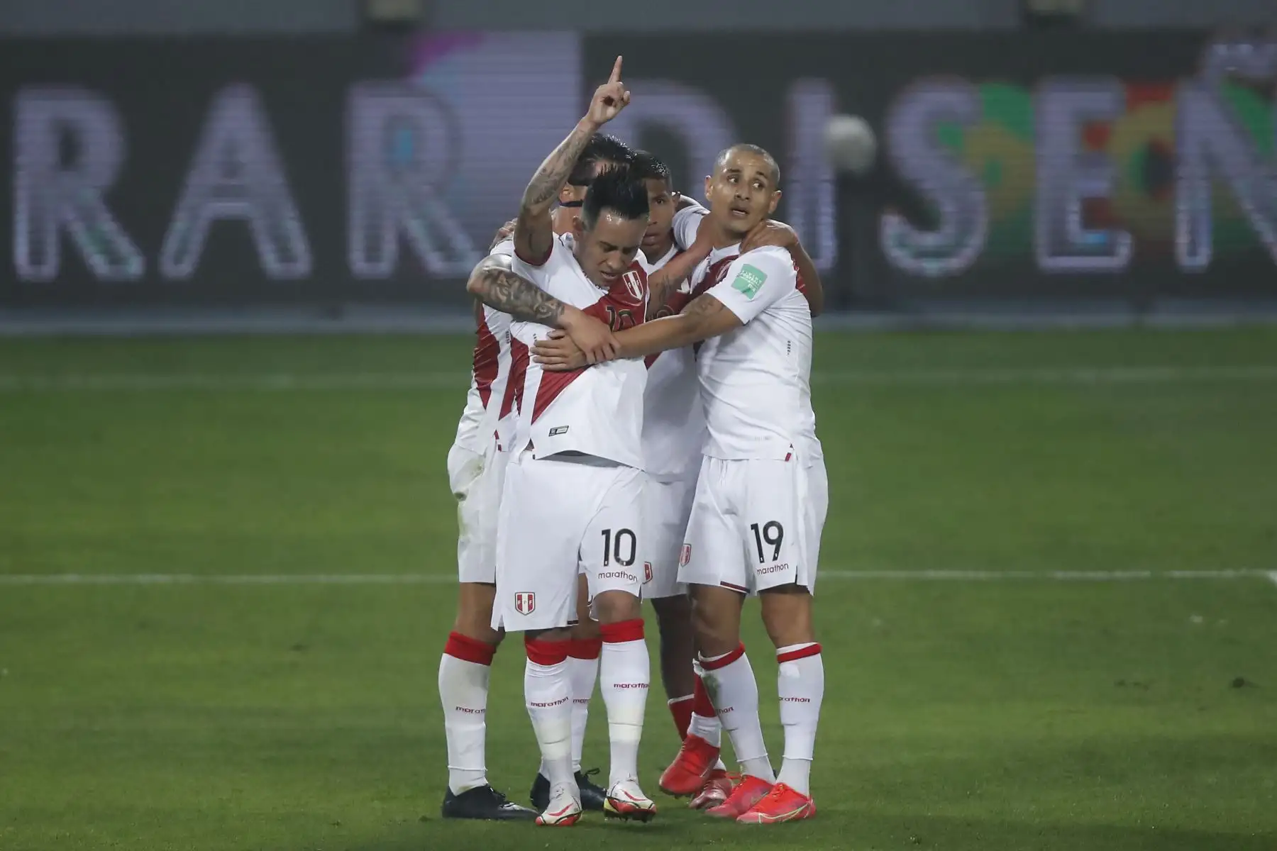 Jugadores peruanos celebran un gol en un partido de las eliminatorias sudamericanas para el Mundial de Qatar 2022 un partido entre las selecciones de Perú y Venezuela en el estadio Nacional de Lima. Foto: ANDINA/Juan Carlos Guzmán