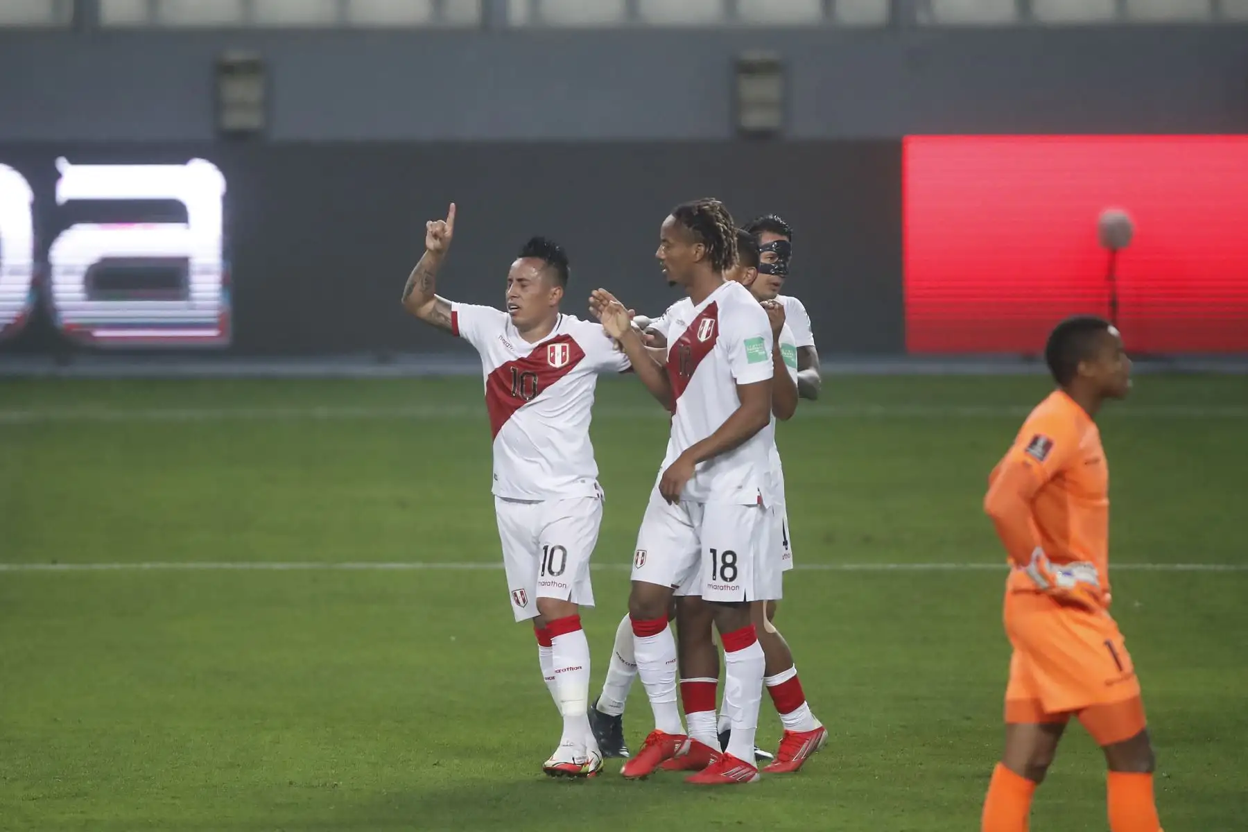 Jugadores peruanos celebran un gol en un partido de las eliminatorias sudamericanas para el Mundial de Qatar 2022 un partido entre las selecciones de Perú y Venezuela en el estadio Nacional de Lima. Foto: ANDINA/Juan Carlos Guzmán