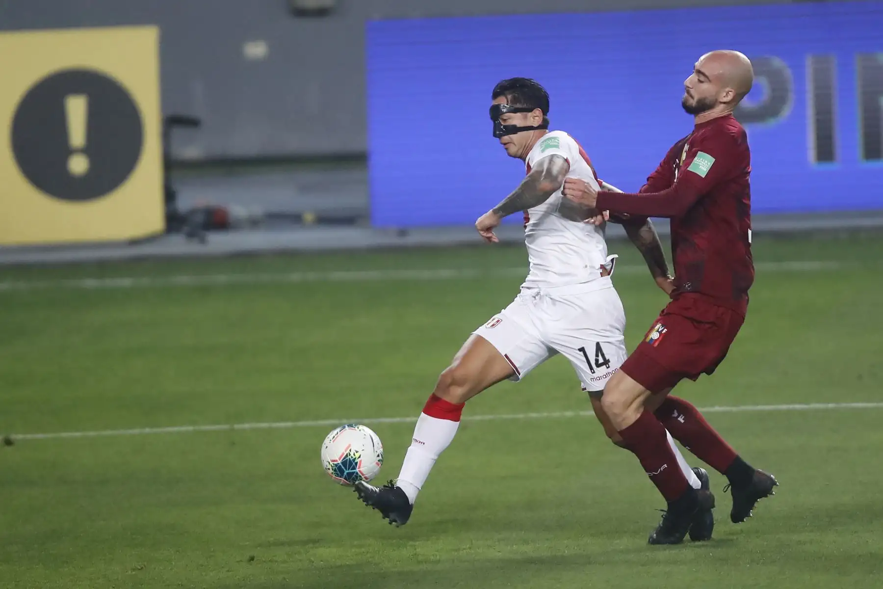Gianluca Lapadula domina el balón. Perú derrota 1 a 0 a Venezuela en el Estadio Nacional por las Eliminatorias Qatar 2022 por la Copa del Mundo.  Foto: ANDINA/Juan Carlos Guzmán