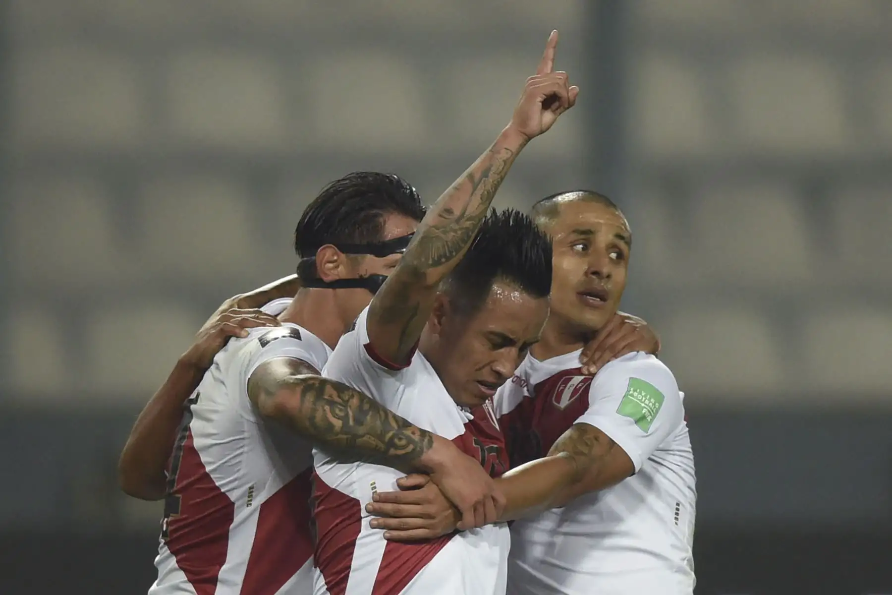 Christian Cueva celebra un gol con sus compañeros, en un partido de las eliminatorias sudamericanas para el Mundial de Qatar 2022 un partido entre las selecciones de Perú y Venezuela en el estadio Nacional de Lima. Foto: AFP