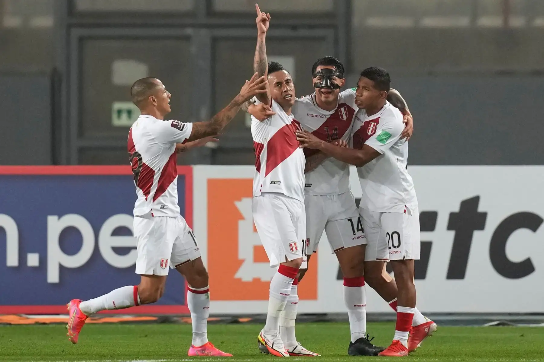 Christian Cueva celebra un gol con sus compañeros, en un partido de las eliminatorias sudamericanas para el Mundial de Qatar 2022 un partido entre las selecciones de Perú y Venezuela en el estadio Nacional de Lima. Foto: EFE
