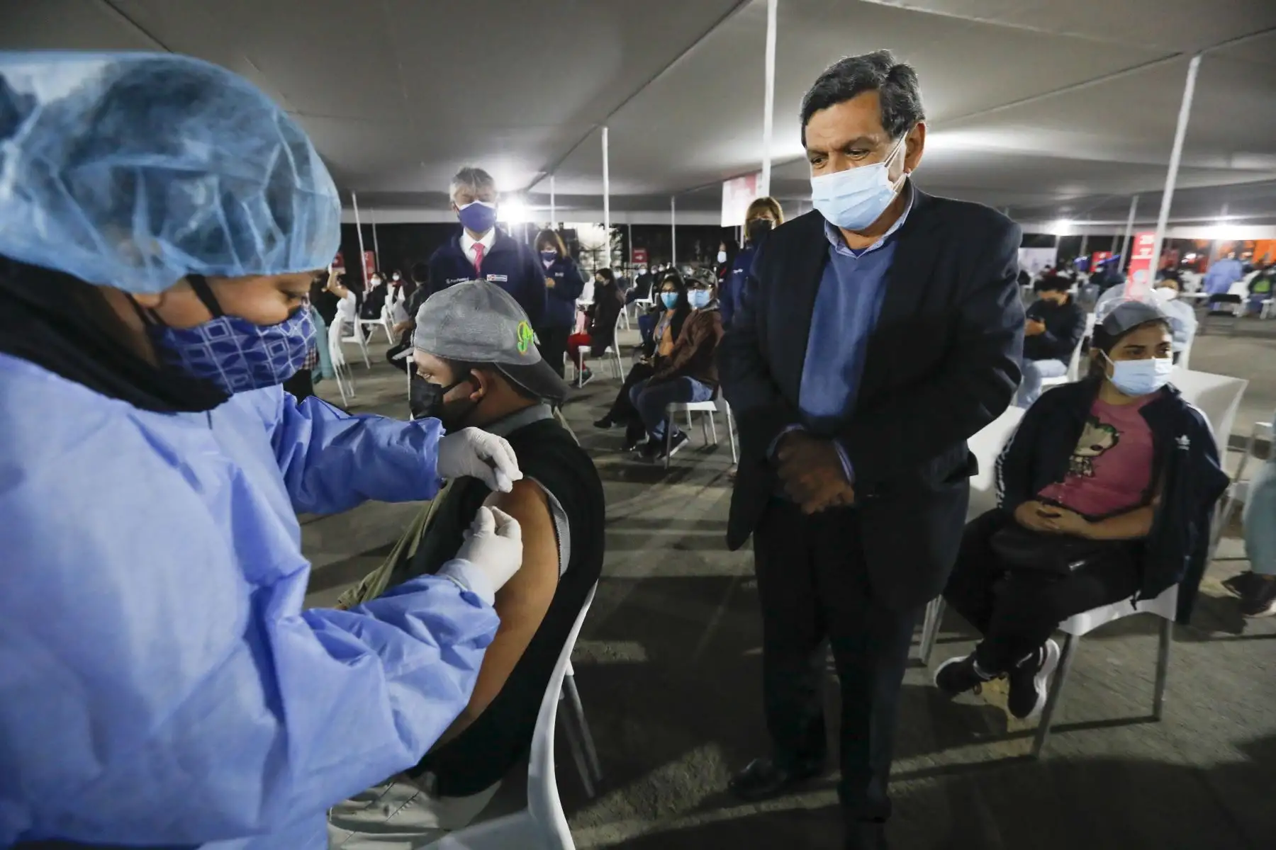 En el centro de vacunación del Parque de la Exposición, el ministro Cevallos participó del cierre del séptimo Vacunatón desarrollado en Lima Metropolitana y 12 regiones se aplicaron 601 747 dosis, superándose la meta establecida. Foto: ANDINA/Minsa