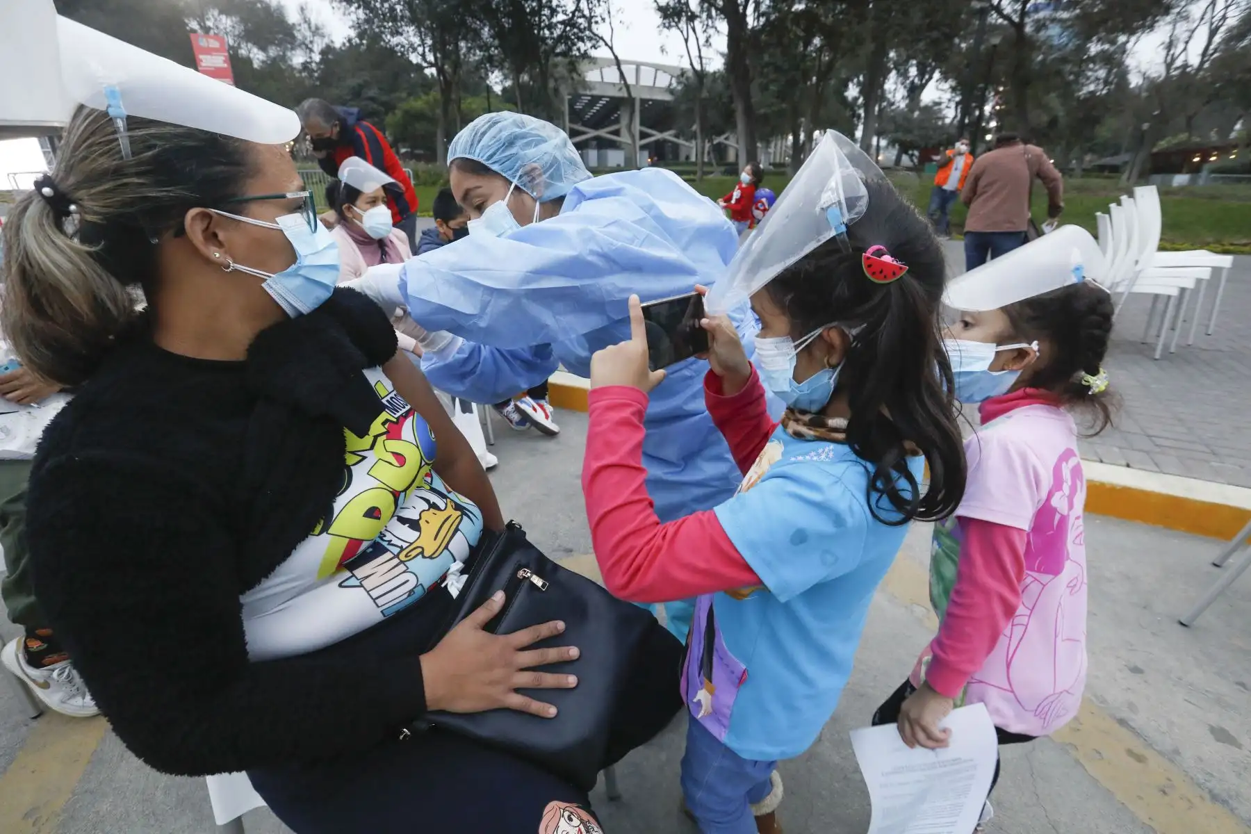En el centro de vacunación del Parque de la Exposición, el ministro Cevallos participó del cierre del séptimo Vacunatón desarrollado en Lima Metropolitana y 12 regiones se aplicaron 601 747 dosis, superándose la meta establecida. Foto: ANDINA/Minsa