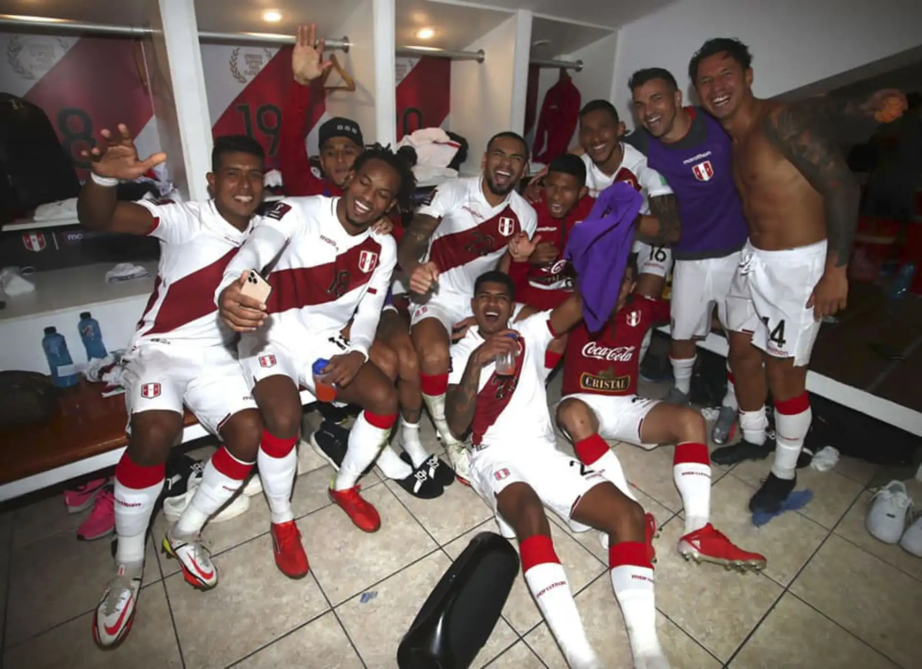 Jugadores de la Selección Peruana de Fútbol celebra en los camerinos el triunfo ante Venezuela en las Eliminatorias por la Copa Mundial Qatar 2022. Foto: FPF