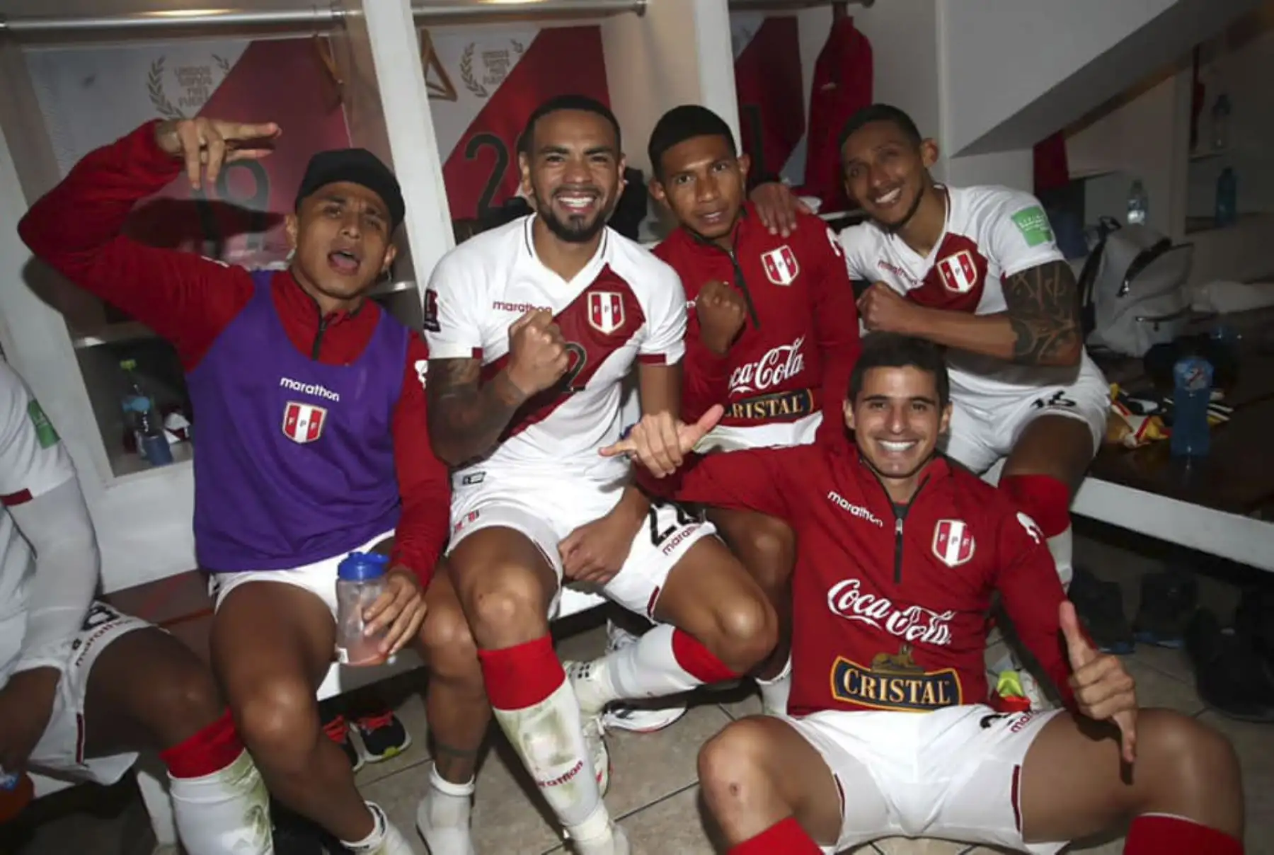 Jugadores de la Selección Peruana de Fútbol celebra en los camerinos el triunfo ante Venezuela en las Eliminatorias por la Copa Mundial Qatar 2022. Foto: FPF