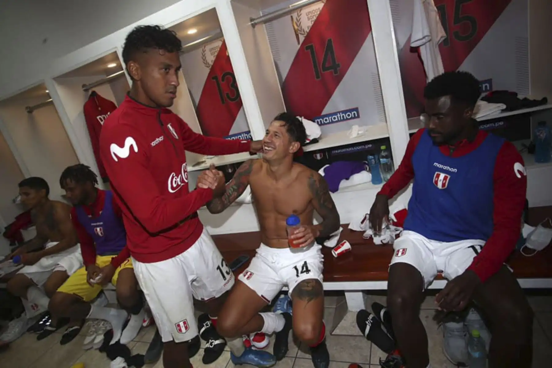 Jugadores de la Selección Peruana de Fútbol celebra en los camerinos el triunfo ante Venezuela en las Eliminatorias por la Copa Mundial Qatar 2022. Foto: FPF