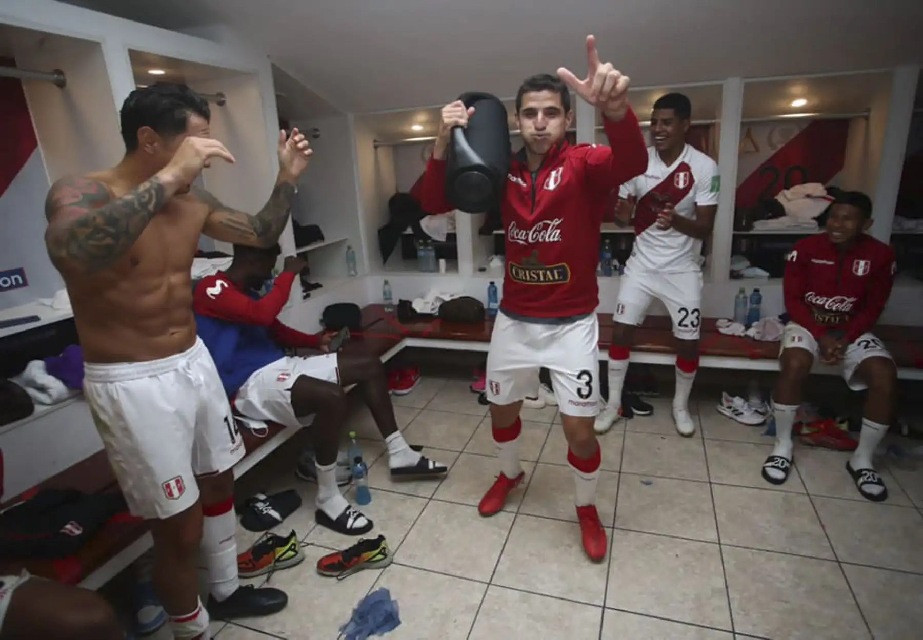 Jugadores de la Selección Peruana de Fútbol celebra en los camerinos el triunfo ante Venezuela en las Eliminatorias por la Copa Mundial Qatar 2022. Foto: FPF