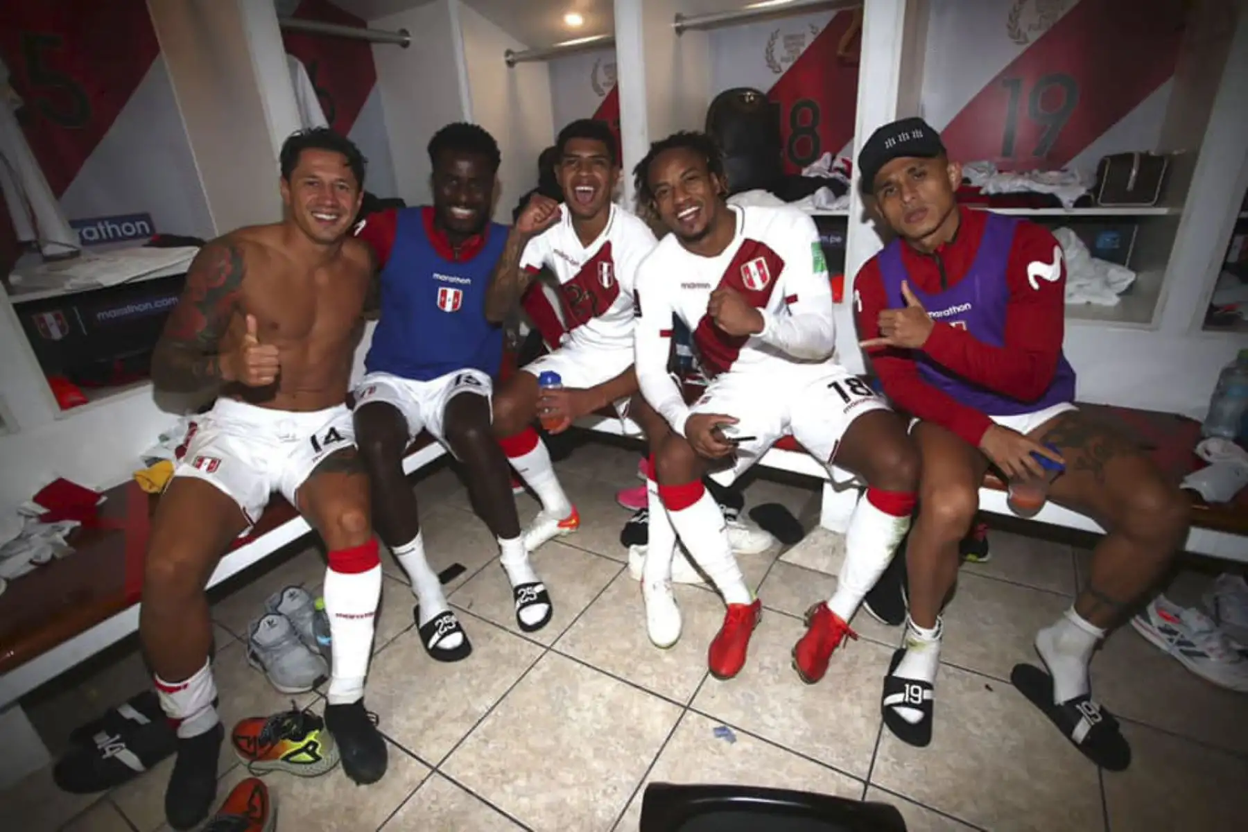 Jugadores de la Selección Peruana de Fútbol celebra en los camerinos el triunfo ante Venezuela en las Eliminatorias por la Copa Mundial Qatar 2022. Foto: FPF