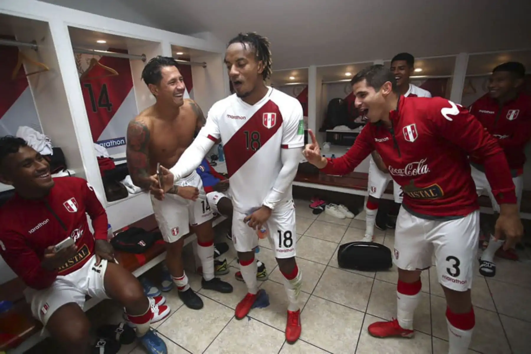 Jugadores de la Selección Peruana de Fútbol celebra en los camerinos el triunfo ante Venezuela en las Eliminatorias por la Copa Mundial Qatar 2022. Foto: FPF