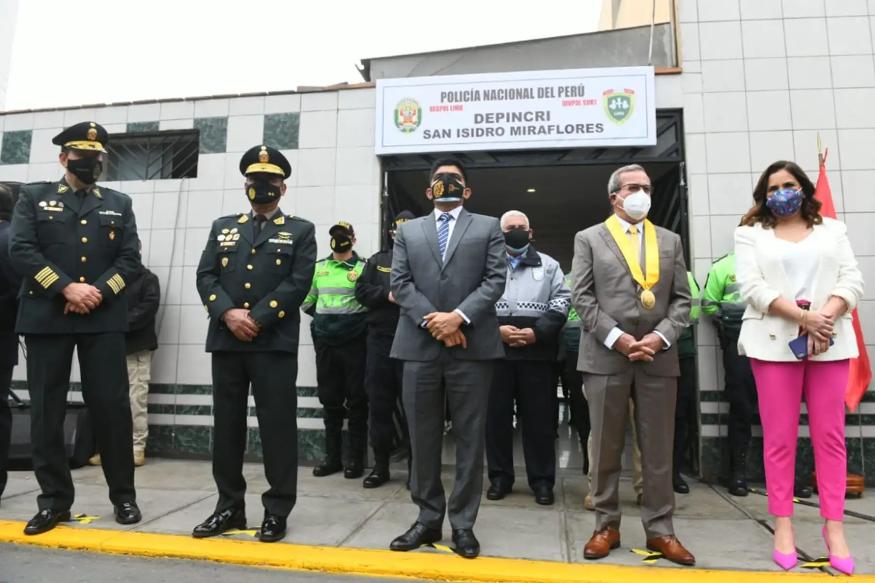 Ministro del Interior, Juan Carrasco; y el alcalde de la Municipalidad de Miraflores, Luis Molina, inauguran cámara Gesell en la comisaría de Miraflores que permitirá mejorar el acceso a la justicia de las víctimas de violencia familiar, psicológica y sexual.
Foto: Mininter