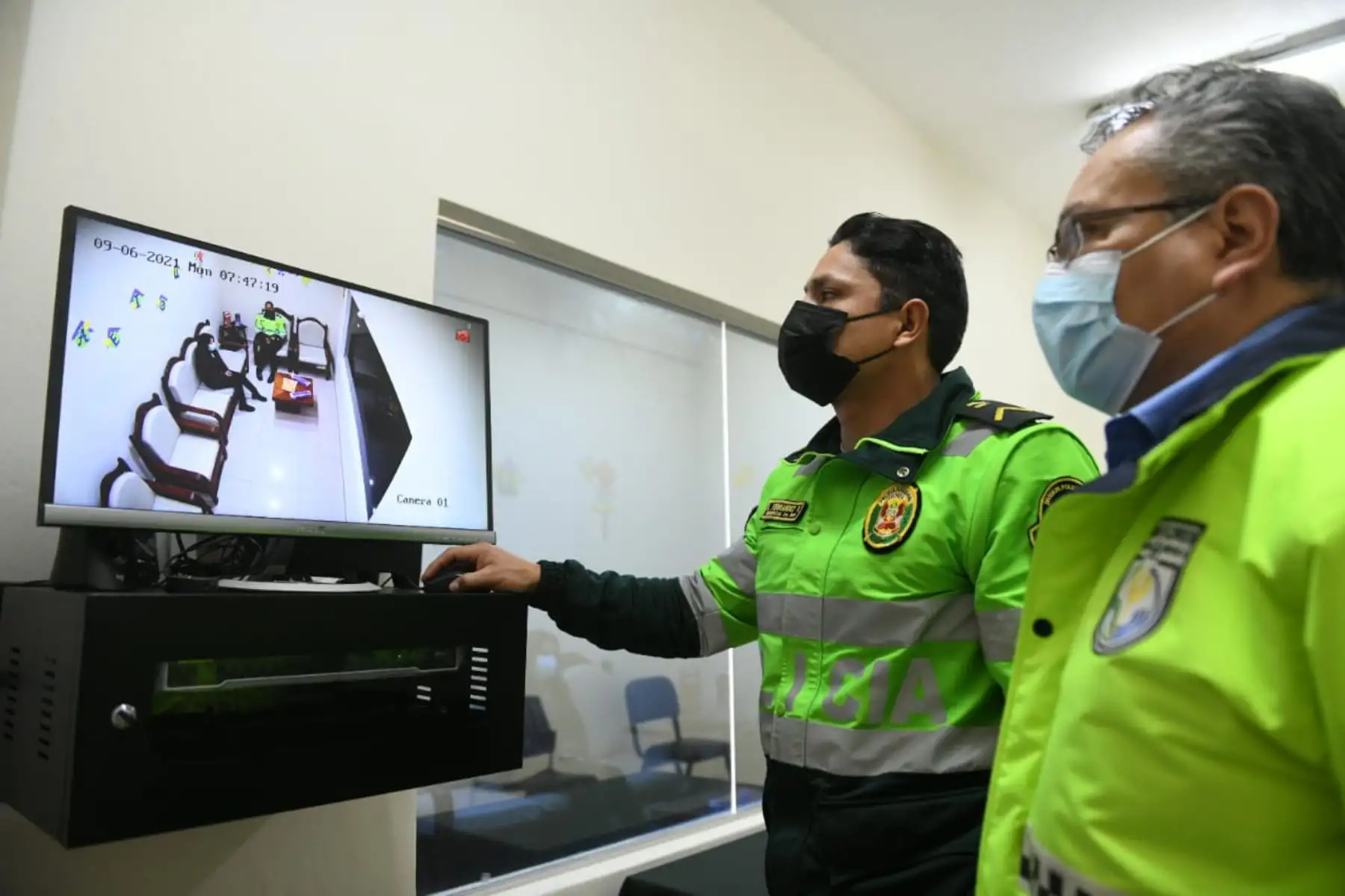 El Ministro del Interior, Juan Carrasco y el alcalde de Municipalidad de Miraflores, Luis Molina Arles, inauguran cámara Gesell en la comisaría de Miraflores que permitirá mejorar el acceso a la justicia de las víctimas de violencia familiar, psicológica y sexual.
Foto:MininterPeru
