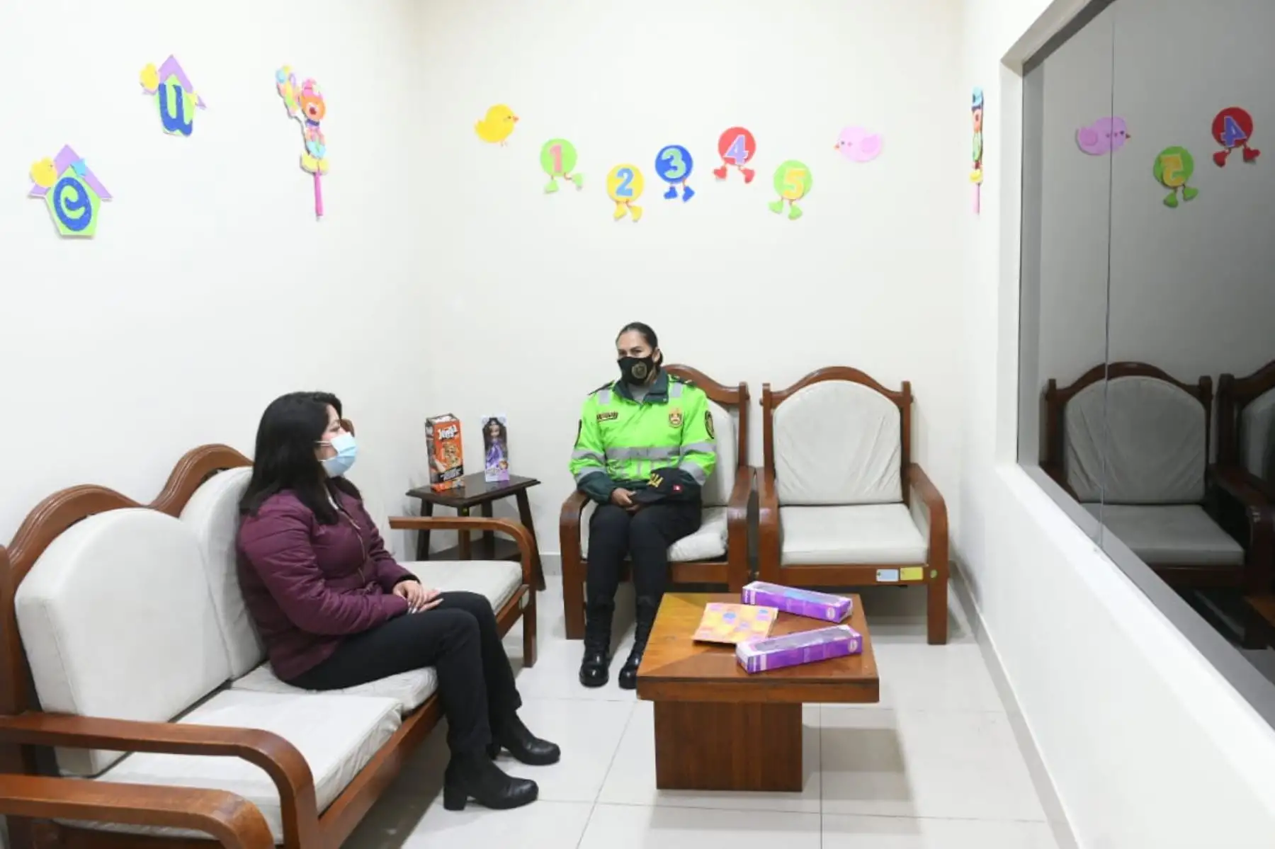El Ministro del Interior, Juan Carrasco y el alcalde de Municipalidad de Miraflores, Luis Molina Arles, inauguran cámara Gesell en la comisaría de Miraflores que permitirá mejorar el acceso a la justicia de las víctimas de violencia familiar, psicológica y sexual.
Foto:MininterPeru