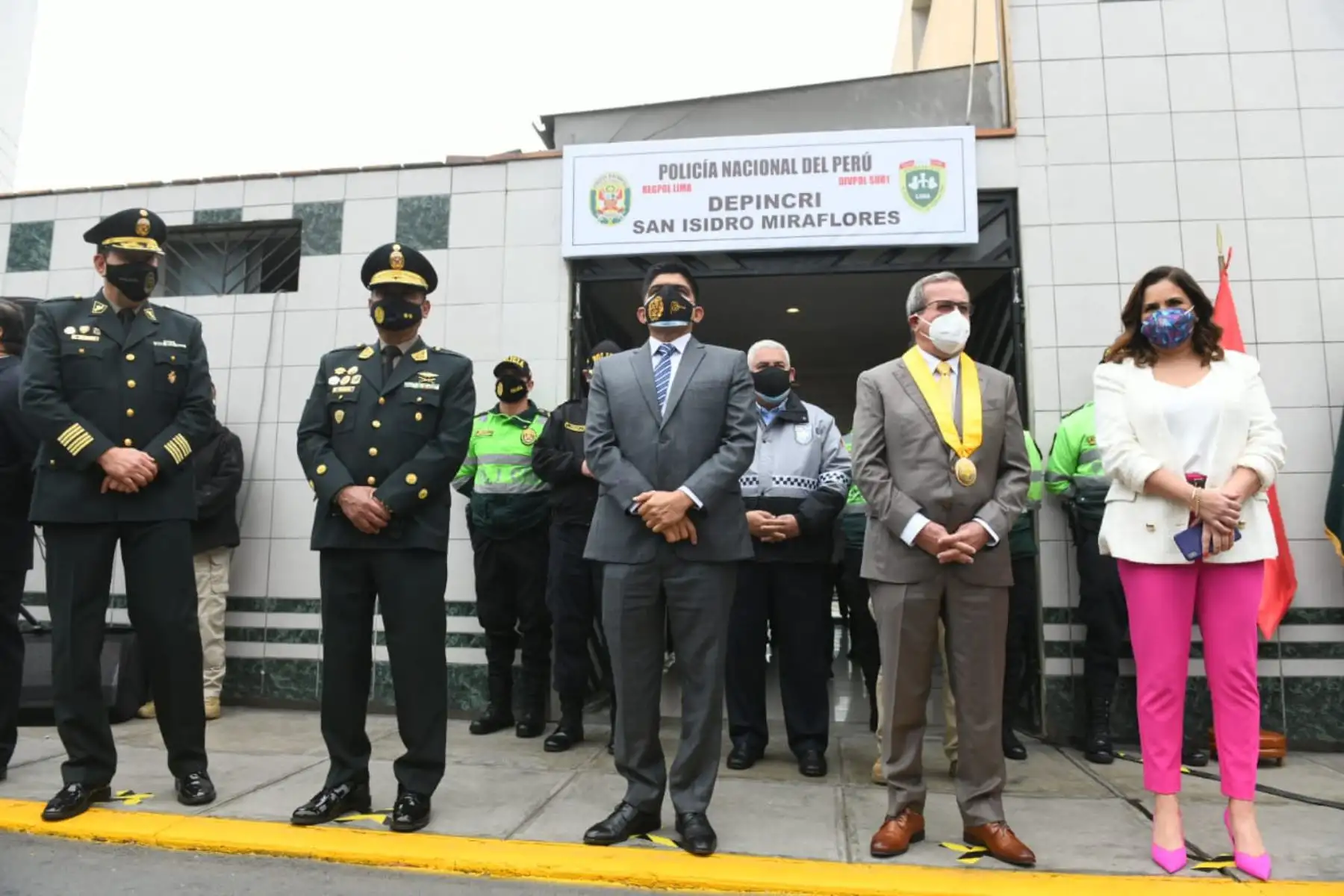 El Ministro del Interior, JuanCarrasco y el alcalde de Municipalidad de Miraflores, Luis Molina Arles, inauguran cámara Gesell en la comisaría de Miraflores que permitirá mejorar el acceso a la justicia de las víctimas de violencia familiar, psicológica y sexual.
Foto:Mininter
