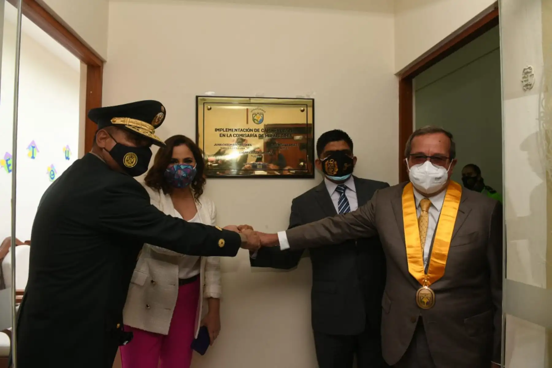 El Ministro del Interior, Juan Carrasco y el alcalde de Municipalidad de Miraflores, Luis Molina Arles, inauguran cámara Gesell en la comisaría de Miraflores que permitirá mejorar el acceso a la justicia de las víctimas de violencia familiar, psicológica y sexual.
Foto: Mininter