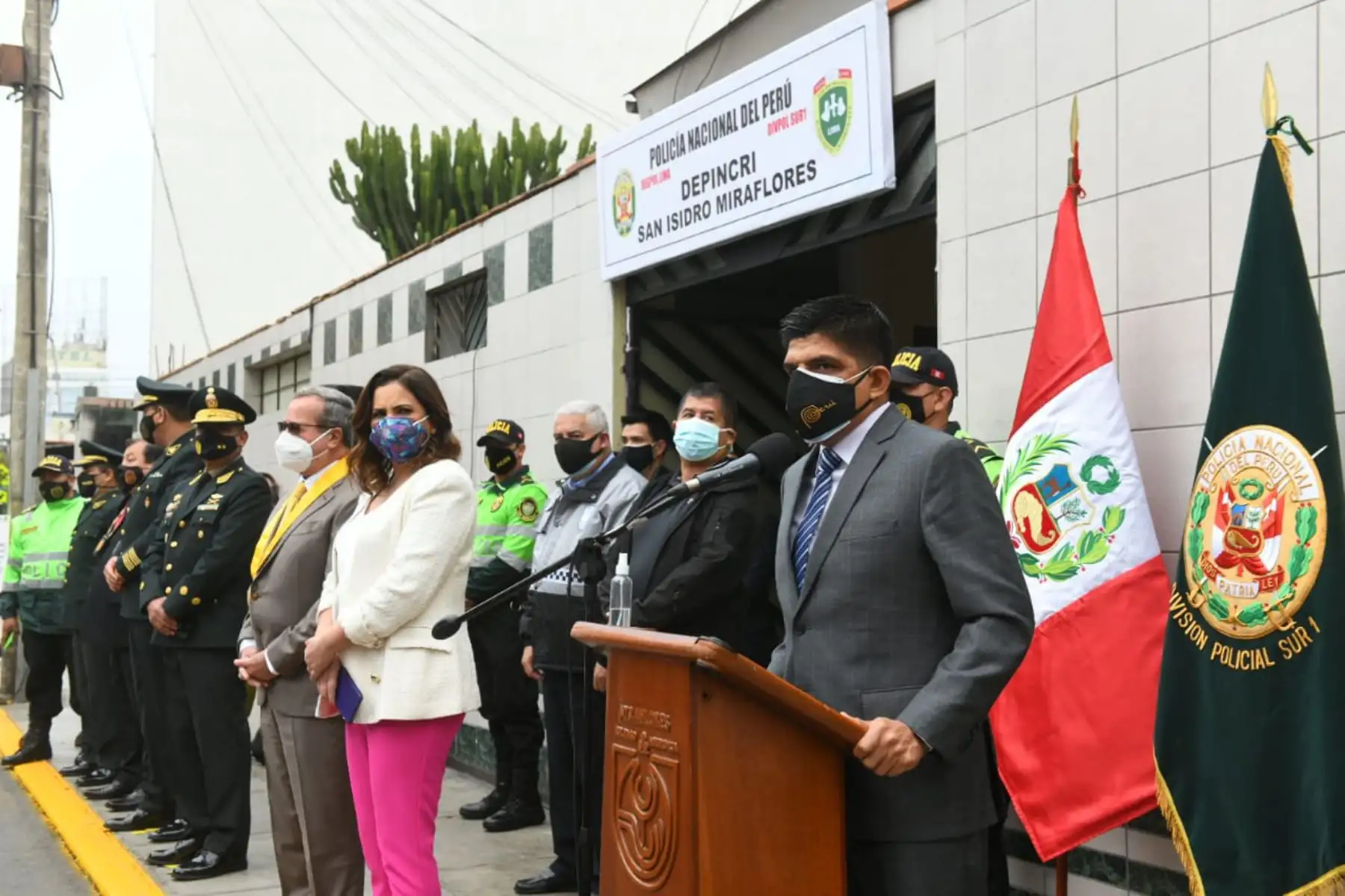 El Ministro del Interior, Juan Carrasco y el alcalde de Municipalidad de Miraflores, Luis Molina Arles, inauguran cámara Gesell en la comisaría de Miraflores que permitirá mejorar el acceso a la justicia de las víctimas de violencia familiar, psicológica y sexual.
Foto: Mininter